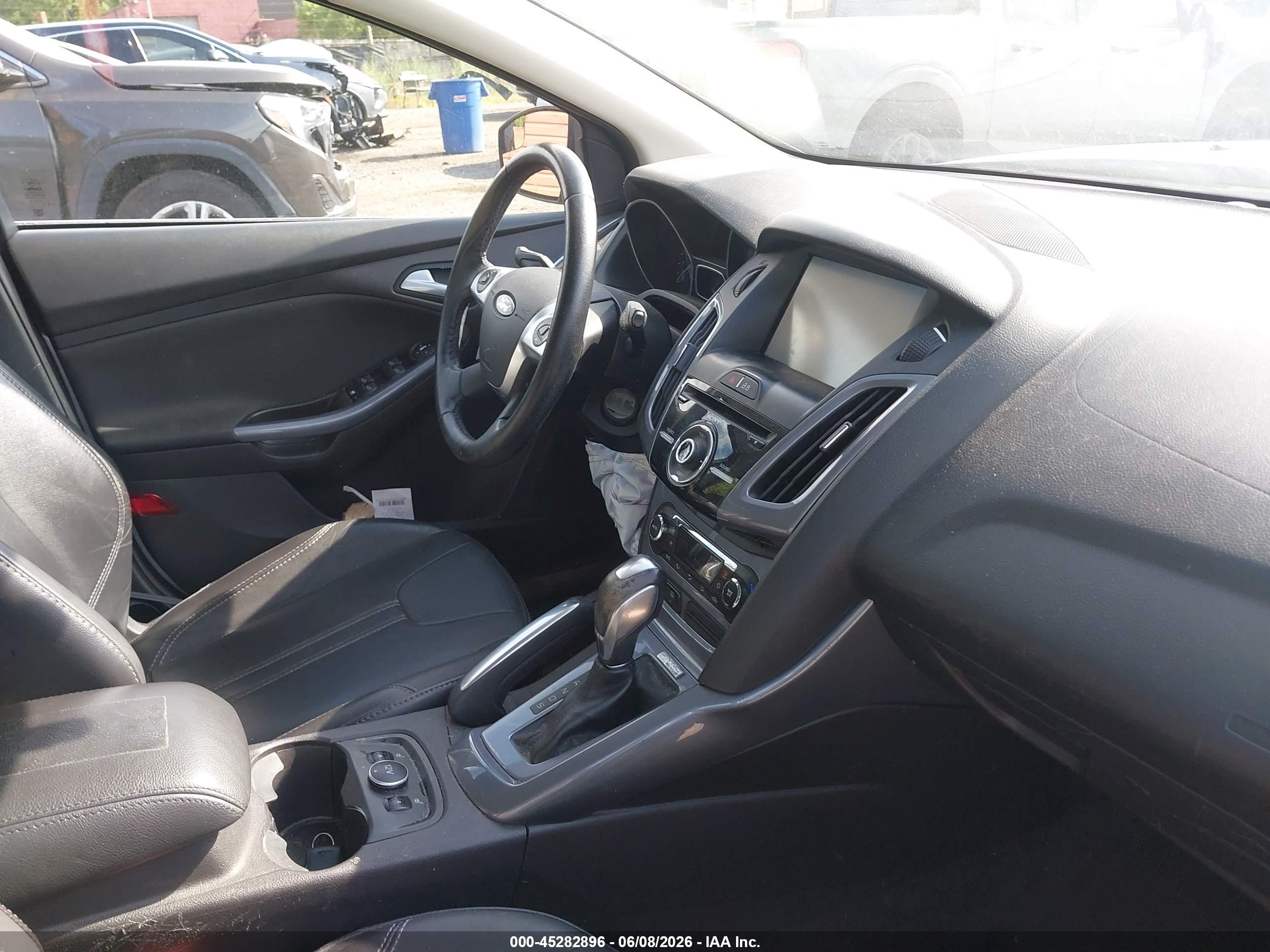 2014 Ford Focus Titanium Silver vin: 1FADP3N22EL147649