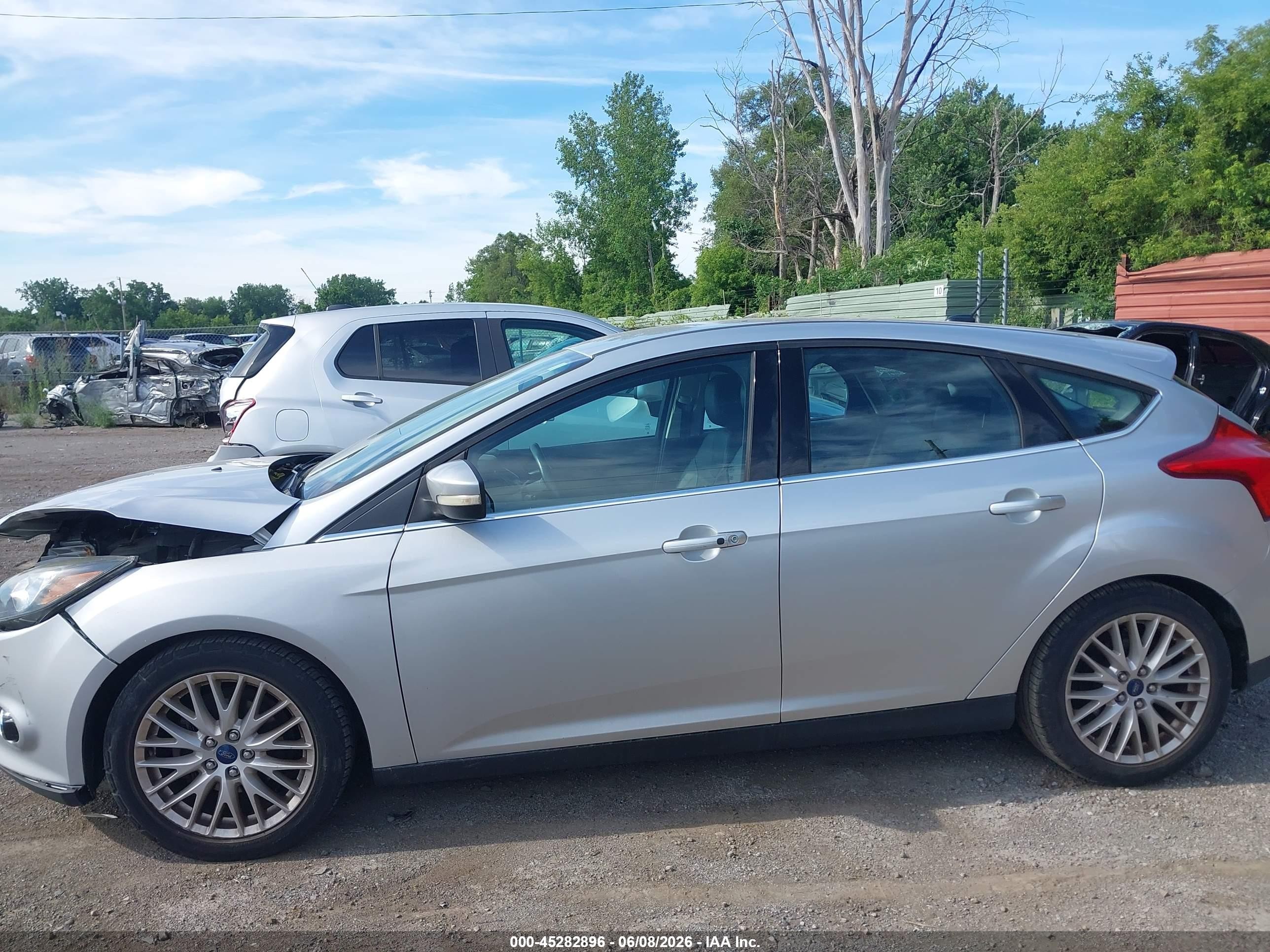 2014 Ford Focus Titanium Silver vin: 1FADP3N22EL147649