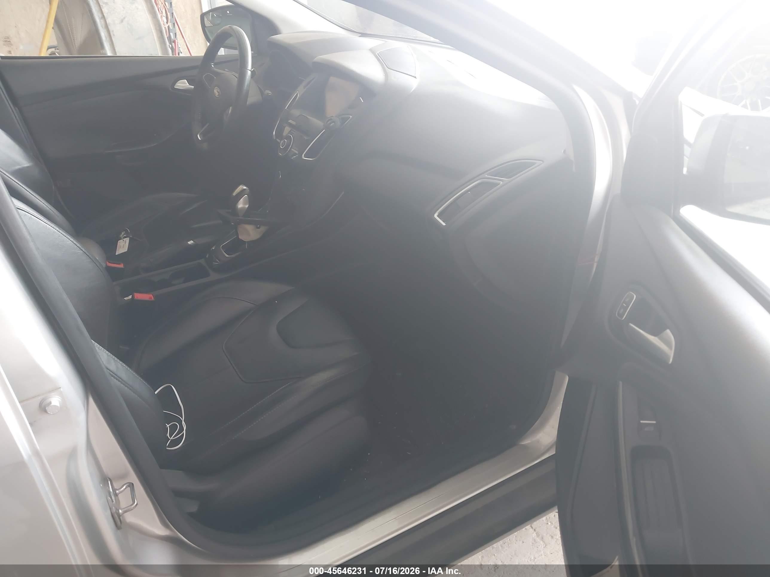 2015 Ford Focus Titanium Silver vin: 1FADP3N22FL273365