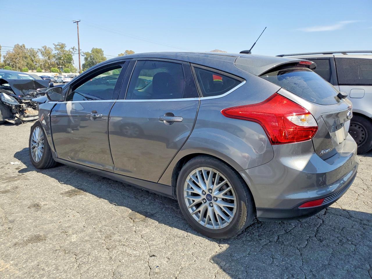 2014 Ford Focus Titanium Silver vin: 1FADP3N23EL294269