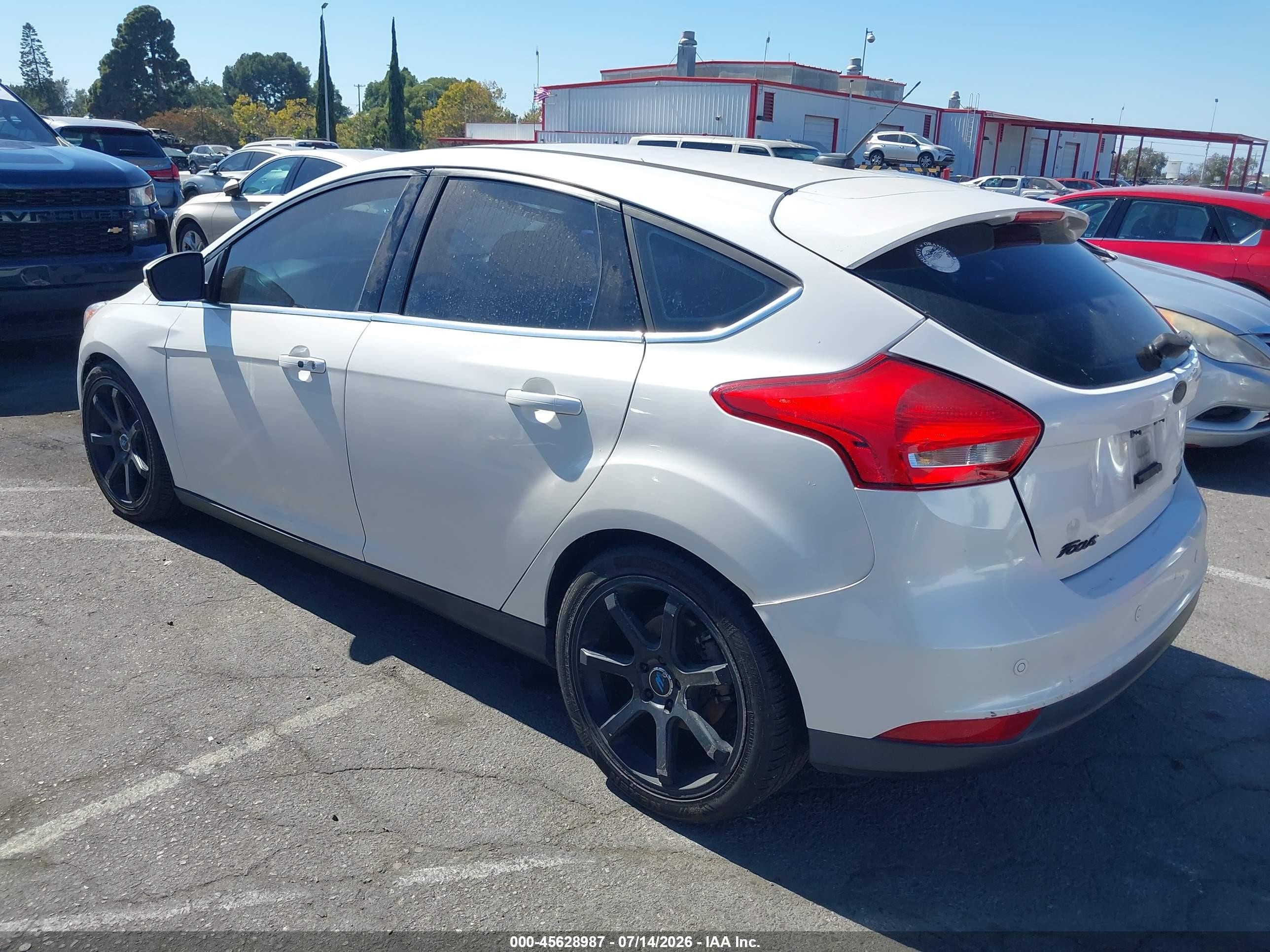 2015 Ford Focus Titanium White vin: 1FADP3N24FL221378