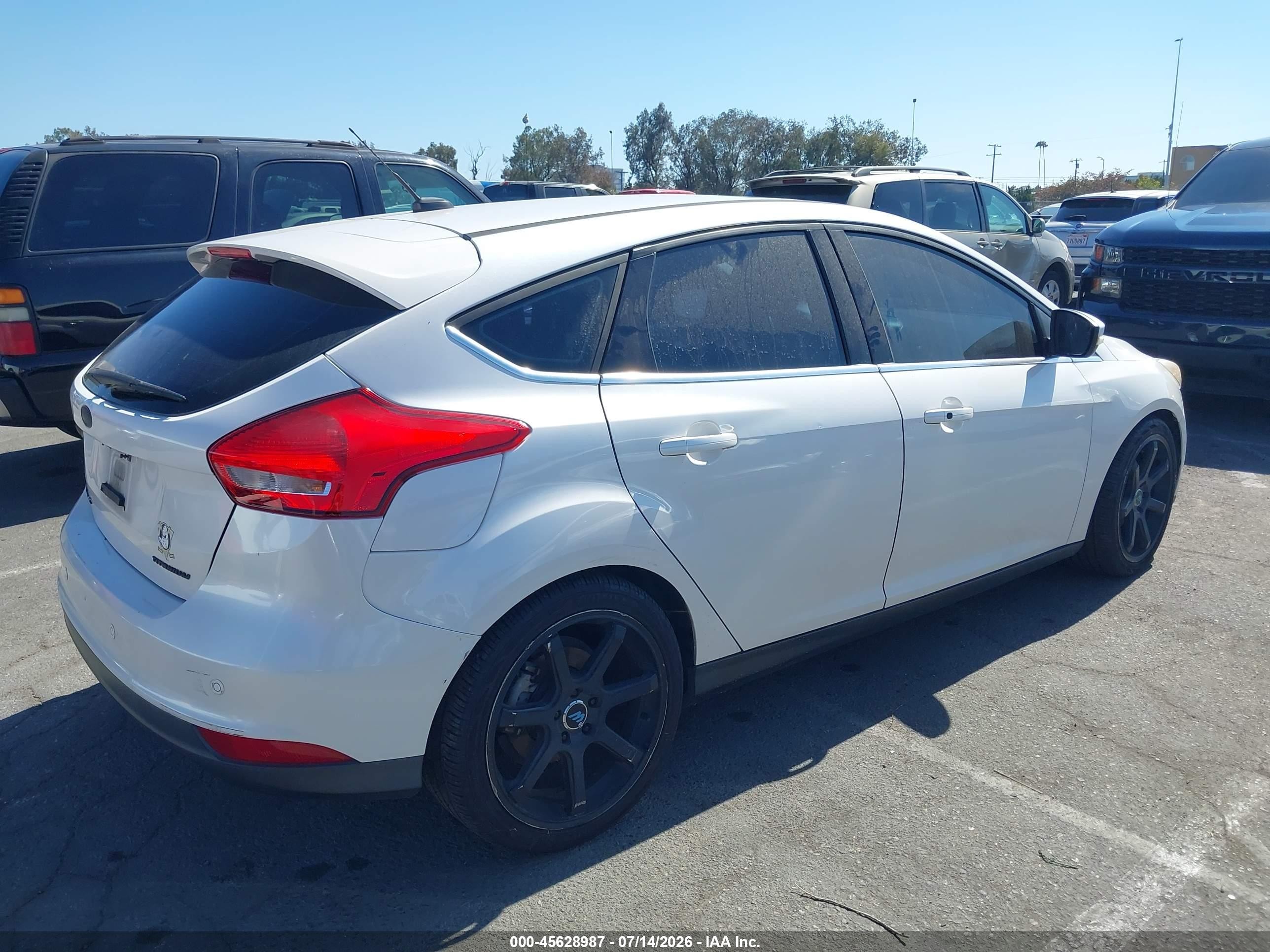 2015 Ford Focus Titanium White vin: 1FADP3N24FL221378