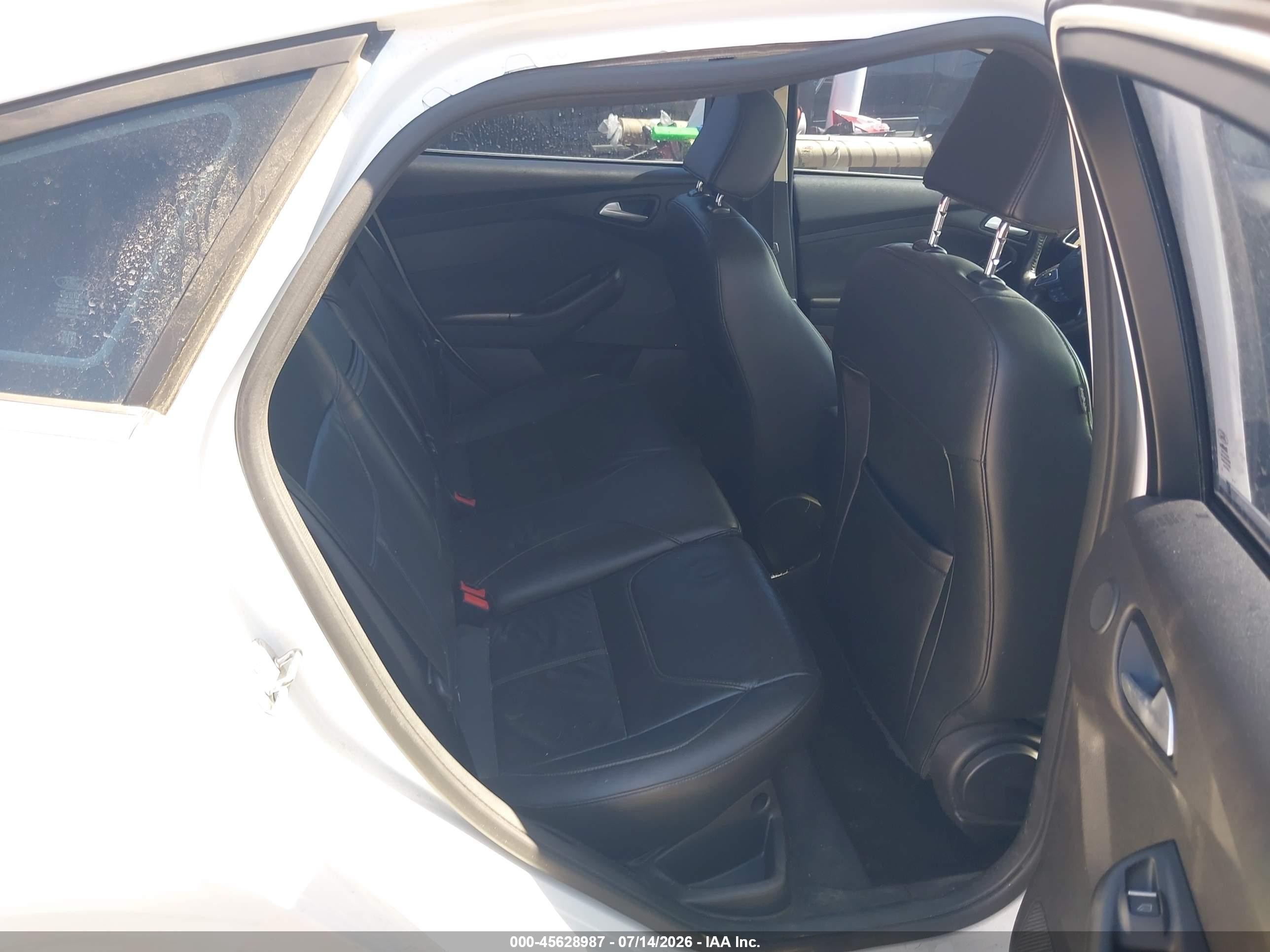 2015 Ford Focus Titanium White vin: 1FADP3N24FL221378