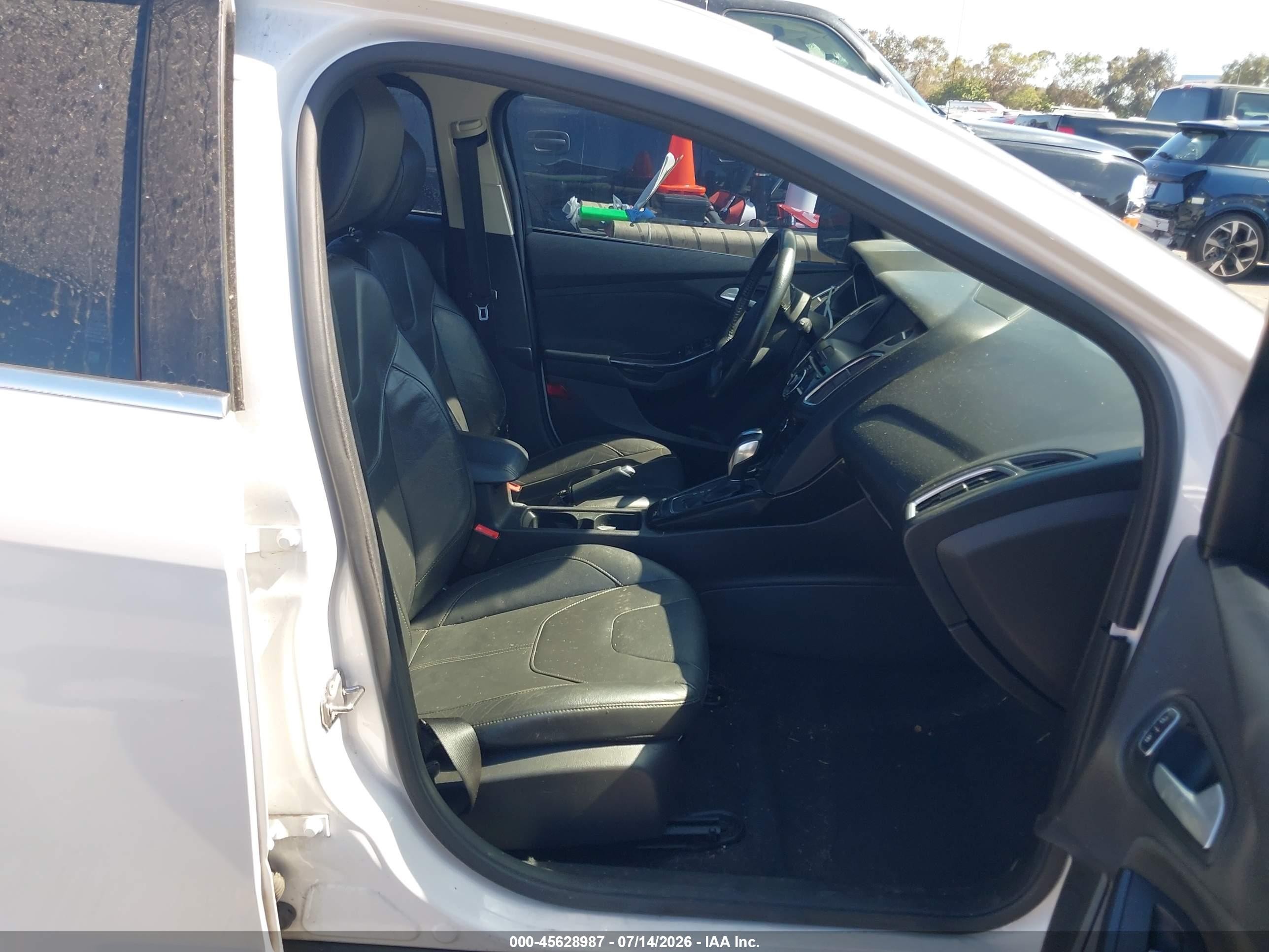 2015 Ford Focus Titanium White vin: 1FADP3N24FL221378