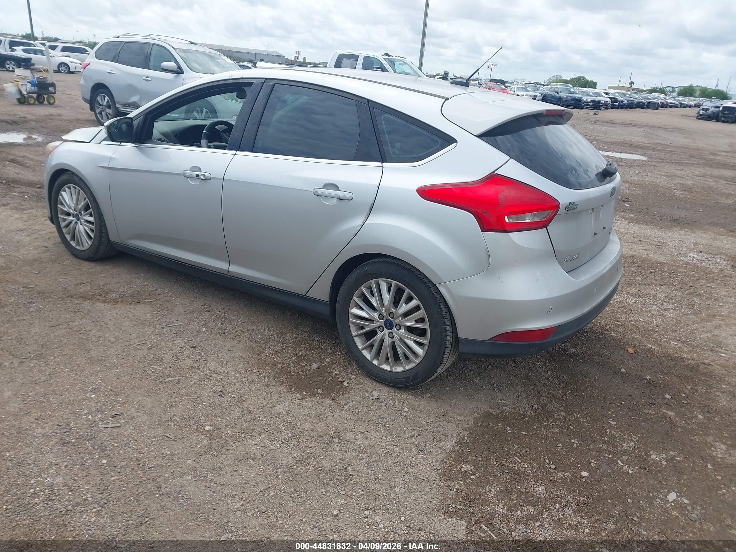 2017 Ford Focus Titanium Серебряный vin: 1FADP3N24HL268526