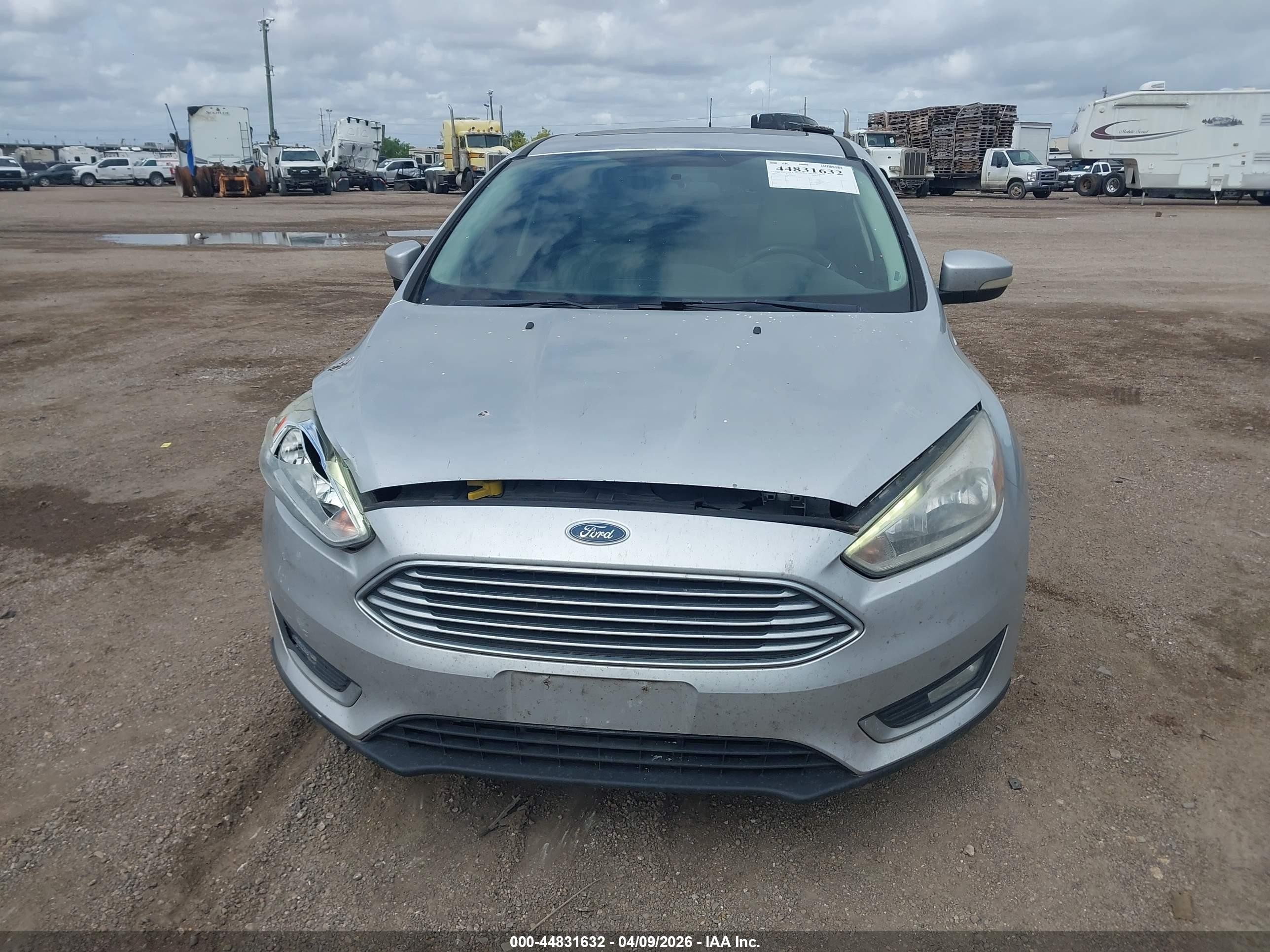 2017 Ford Focus Titanium Серебряный vin: 1FADP3N24HL268526