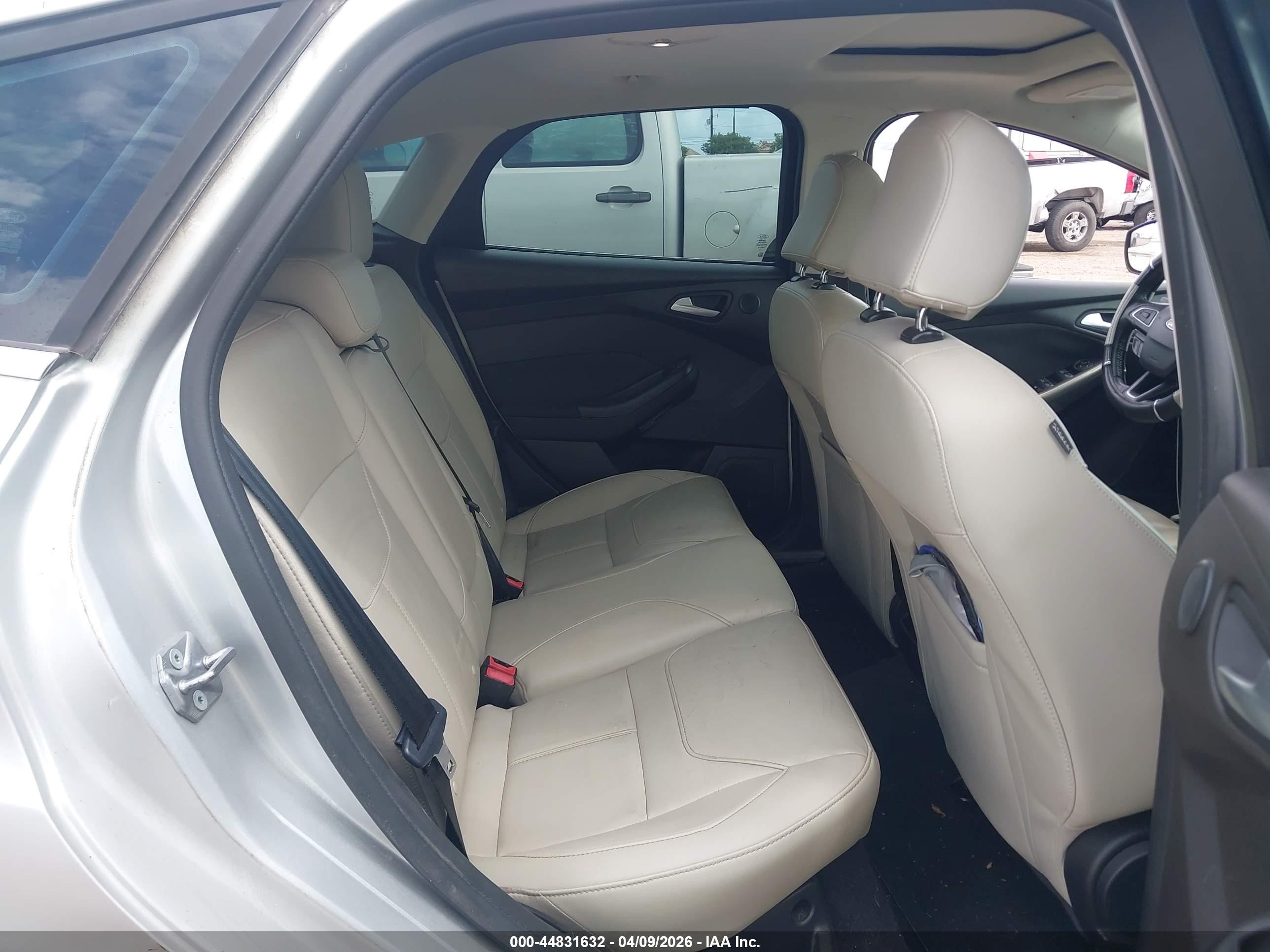 2017 Ford Focus Titanium Серебряный vin: 1FADP3N24HL268526