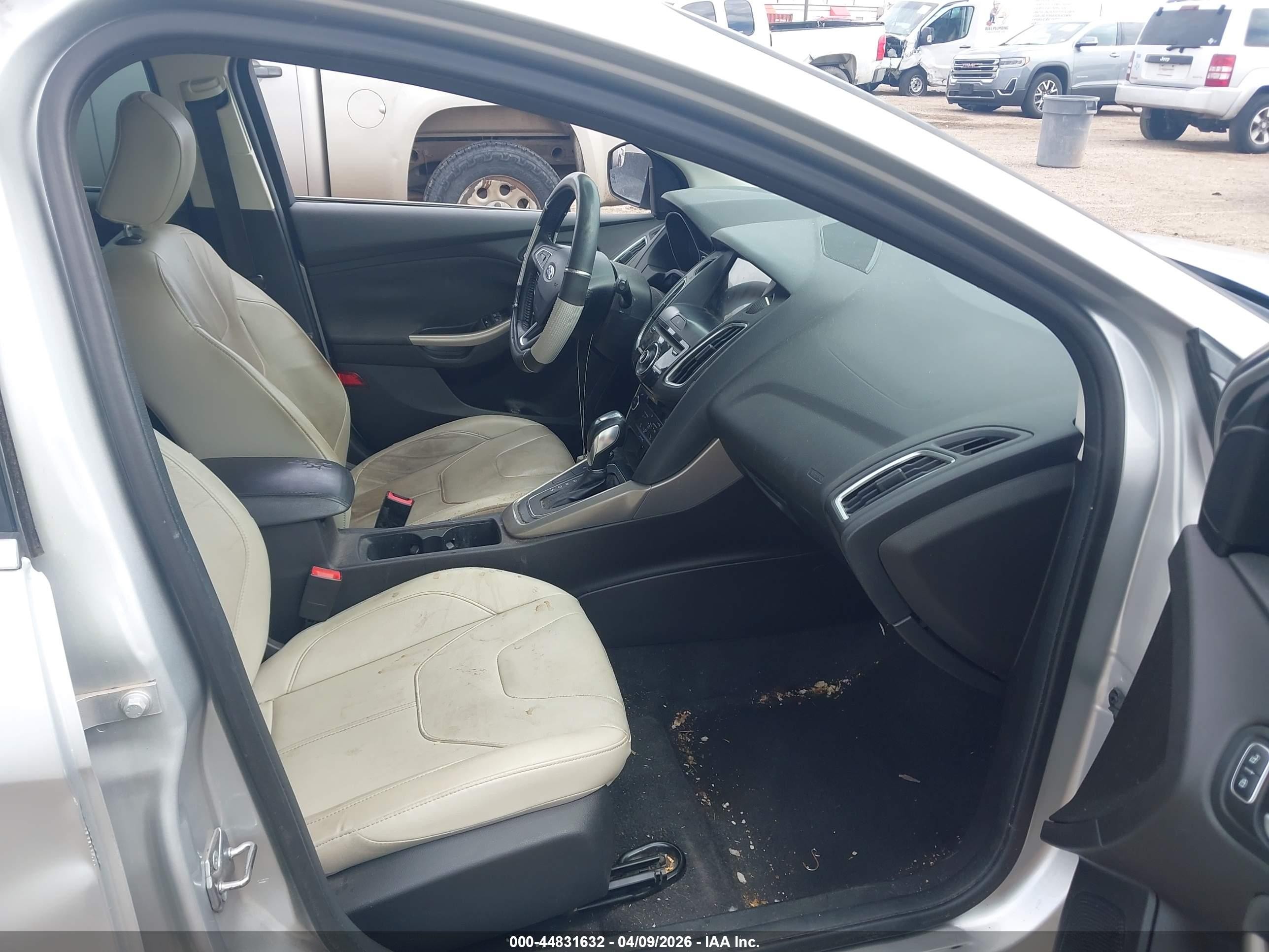2017 Ford Focus Titanium Серебряный vin: 1FADP3N24HL268526
