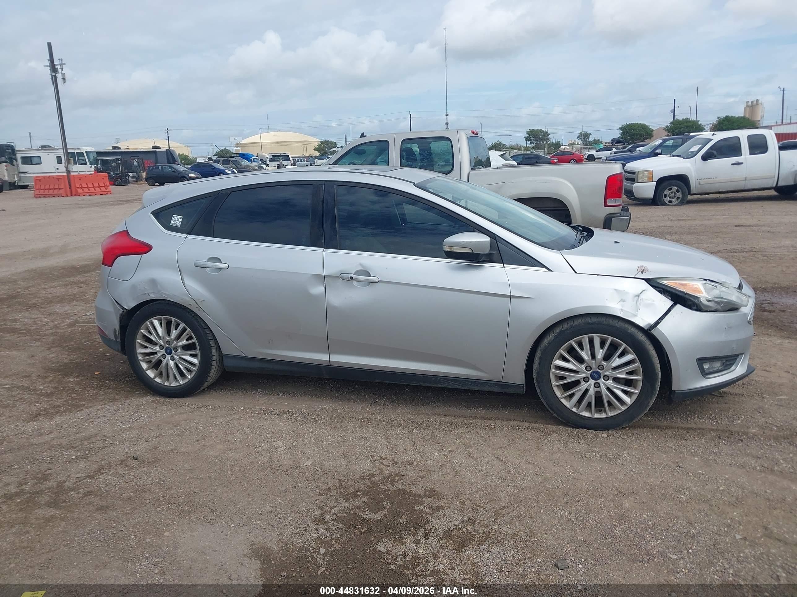 2017 Ford Focus Titanium Серебряный vin: 1FADP3N24HL268526