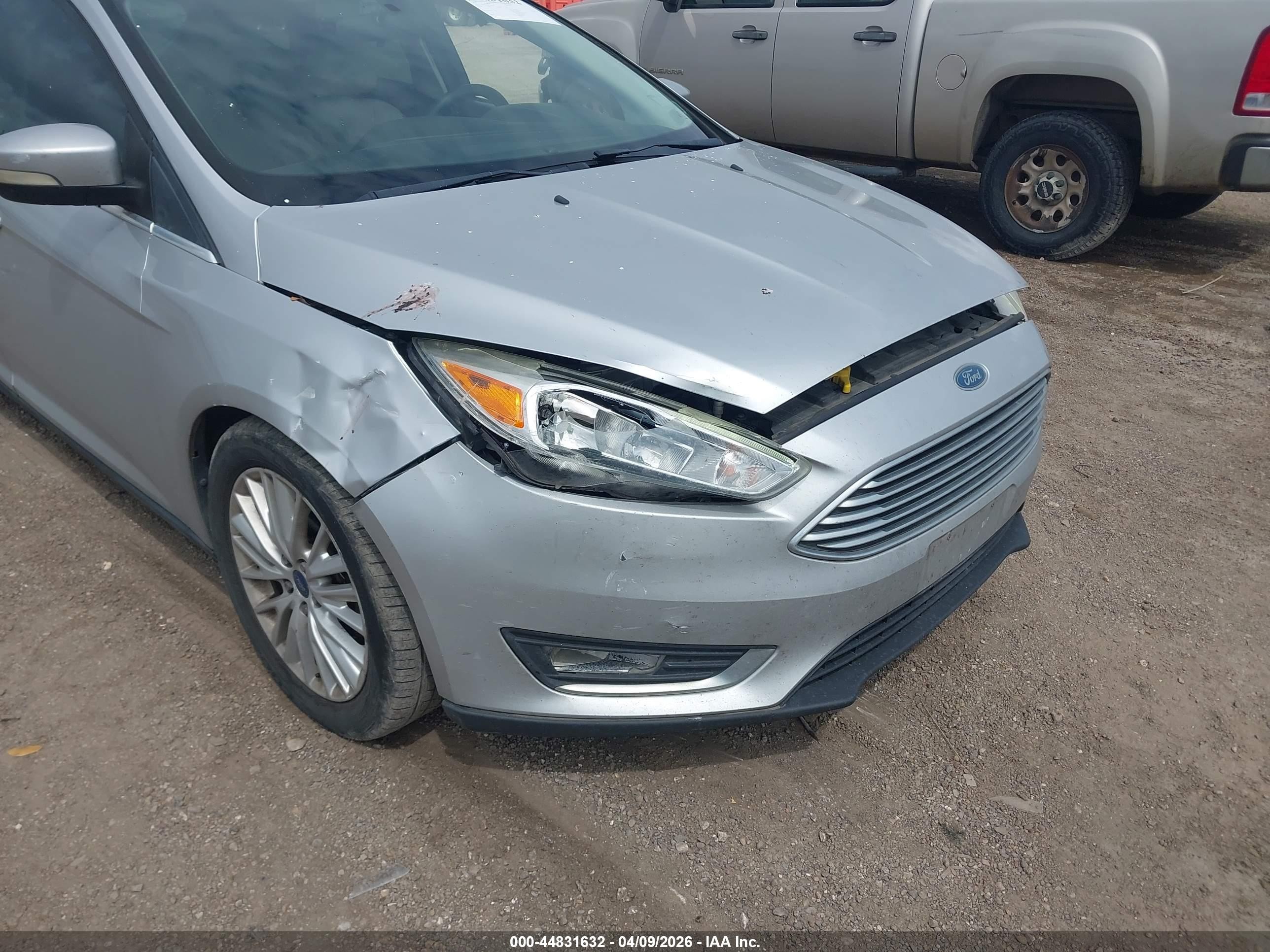2017 Ford Focus Titanium Серебряный vin: 1FADP3N24HL268526