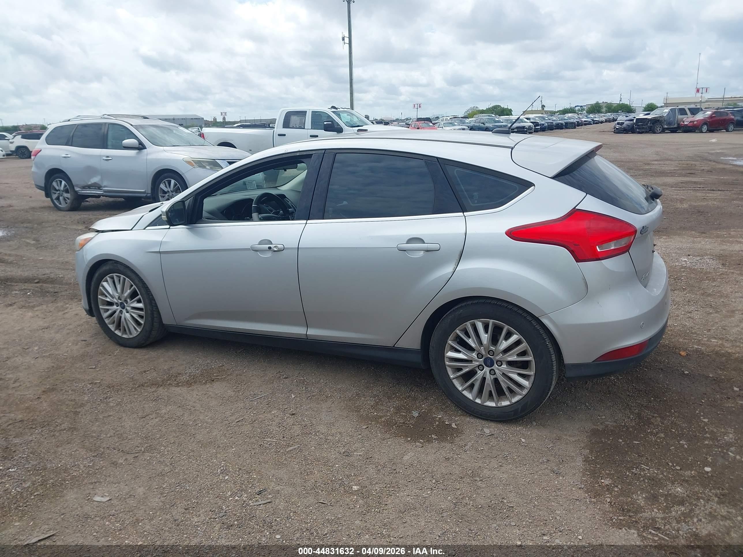 2017 Ford Focus Titanium Серебряный vin: 1FADP3N24HL268526