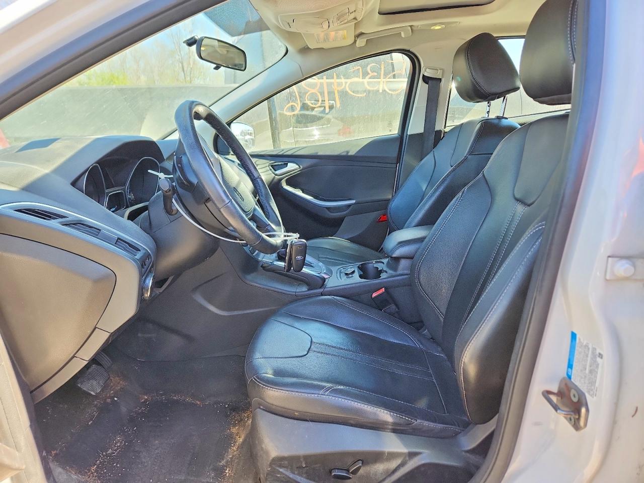 2013 Ford Focus Titanium White vin: 1FADP3N25DL131072