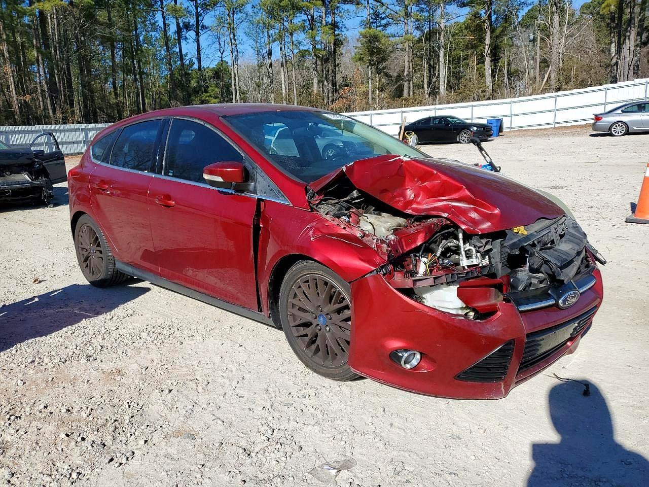 2014 Ford Focus Titanium Burgundy vin: 1FADP3N25EL204698