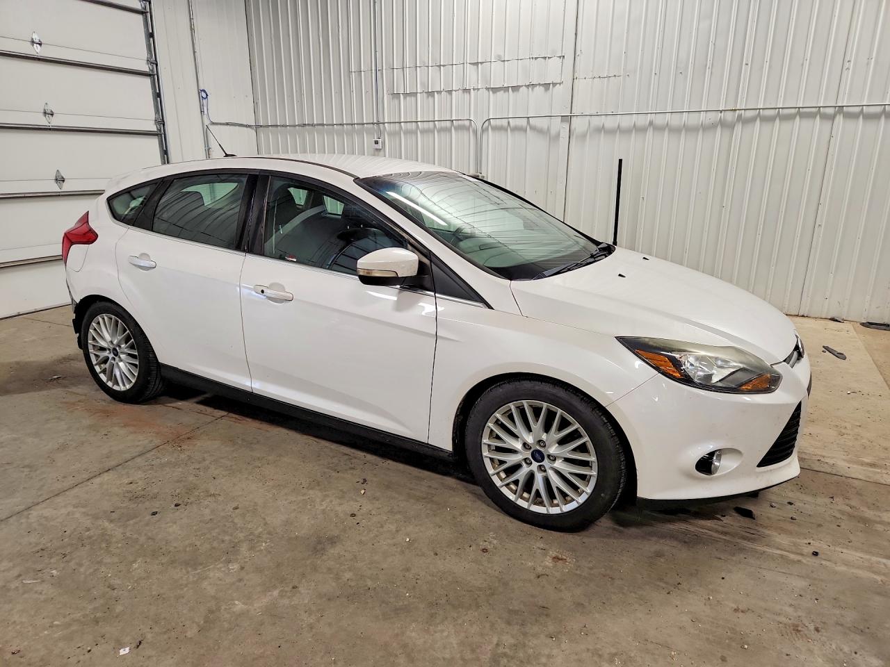2014 Ford Focus Titanium White vin: 1FADP3N25EL237314
