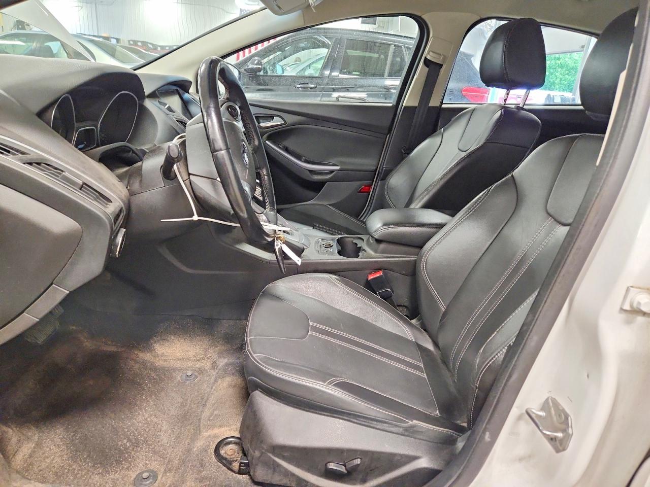 2014 Ford Focus Titanium White vin: 1FADP3N25EL237314