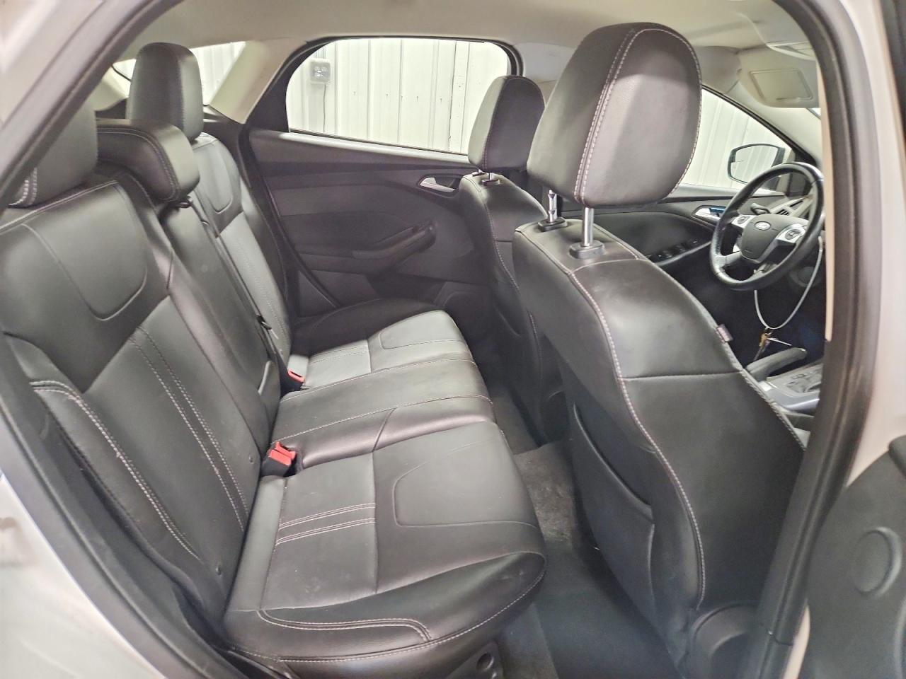 2014 Ford Focus Titanium White vin: 1FADP3N25EL237314