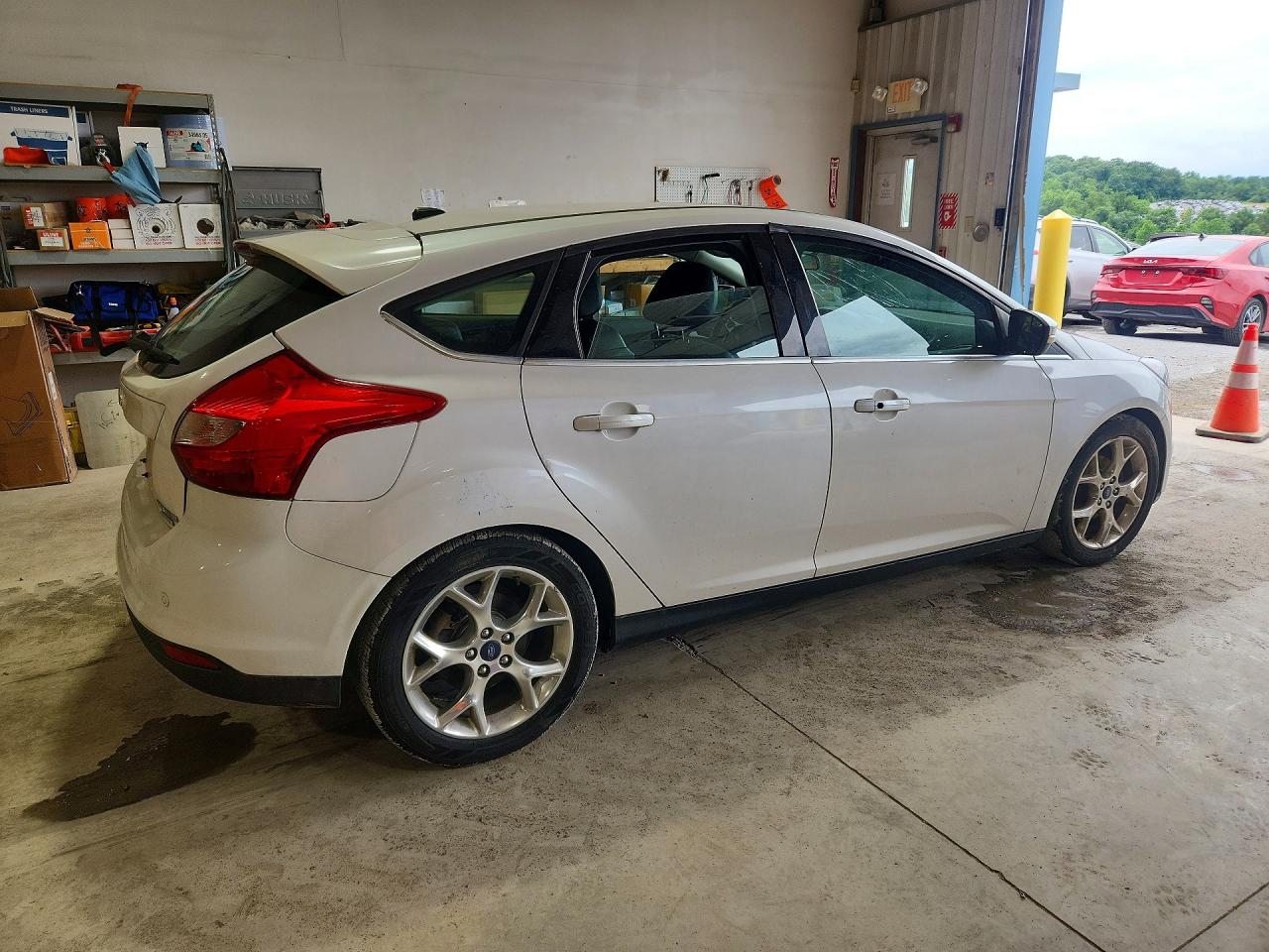 2014 Ford Focus Titanium White vin: 1FADP3N25EL458346