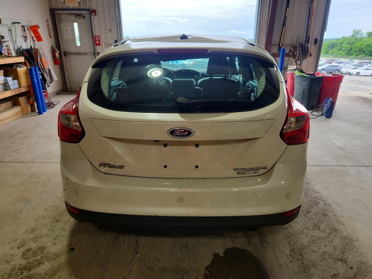 2014 Ford Focus Titanium White vin: 1FADP3N25EL458346