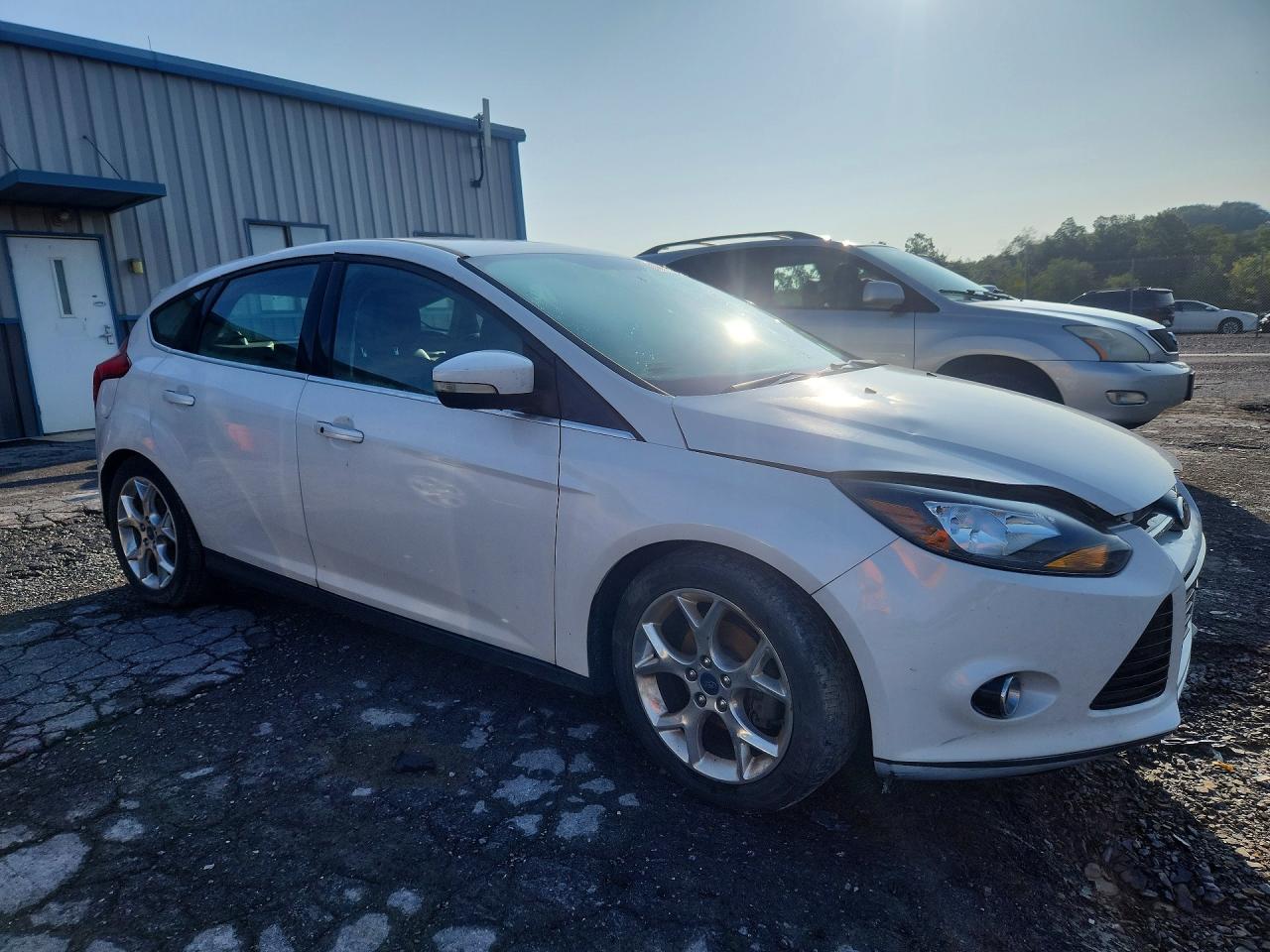 2014 Ford Focus Titanium White vin: 1FADP3N25EL458346