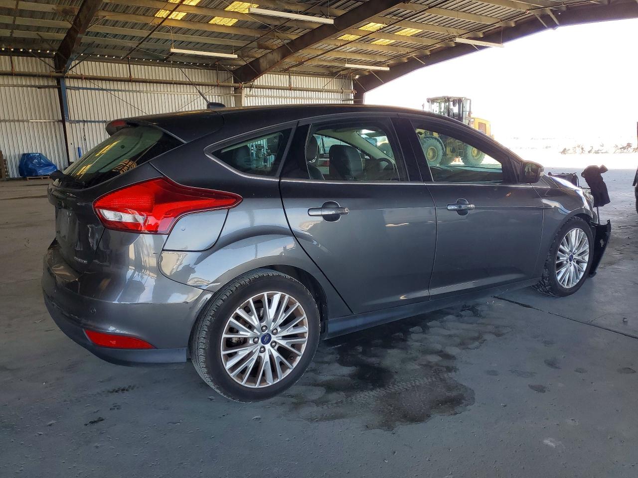 2015 Ford Focus Titanium Gray vin: 1FADP3N25FL269682