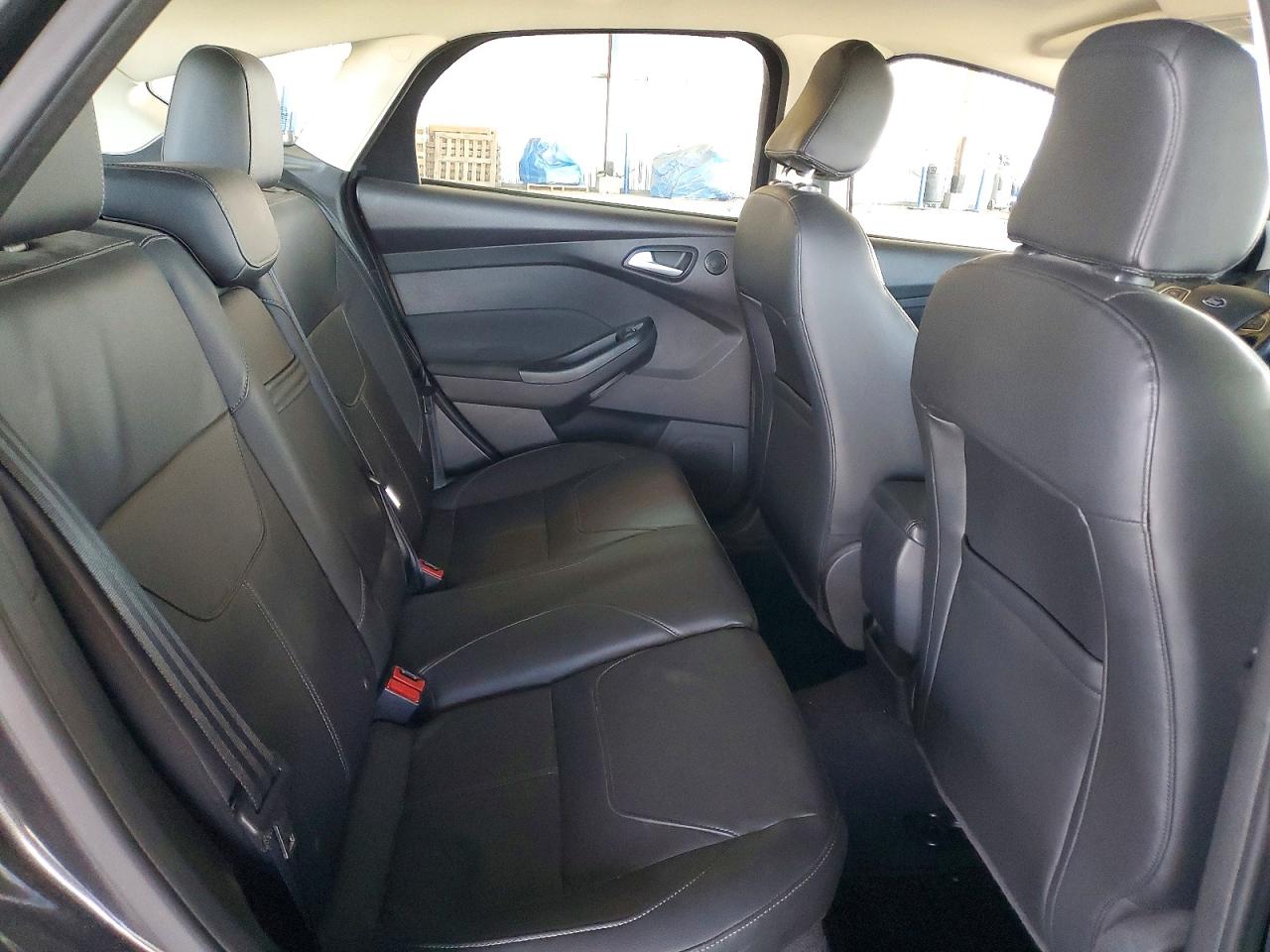 2015 Ford Focus Titanium Gray vin: 1FADP3N25FL269682
