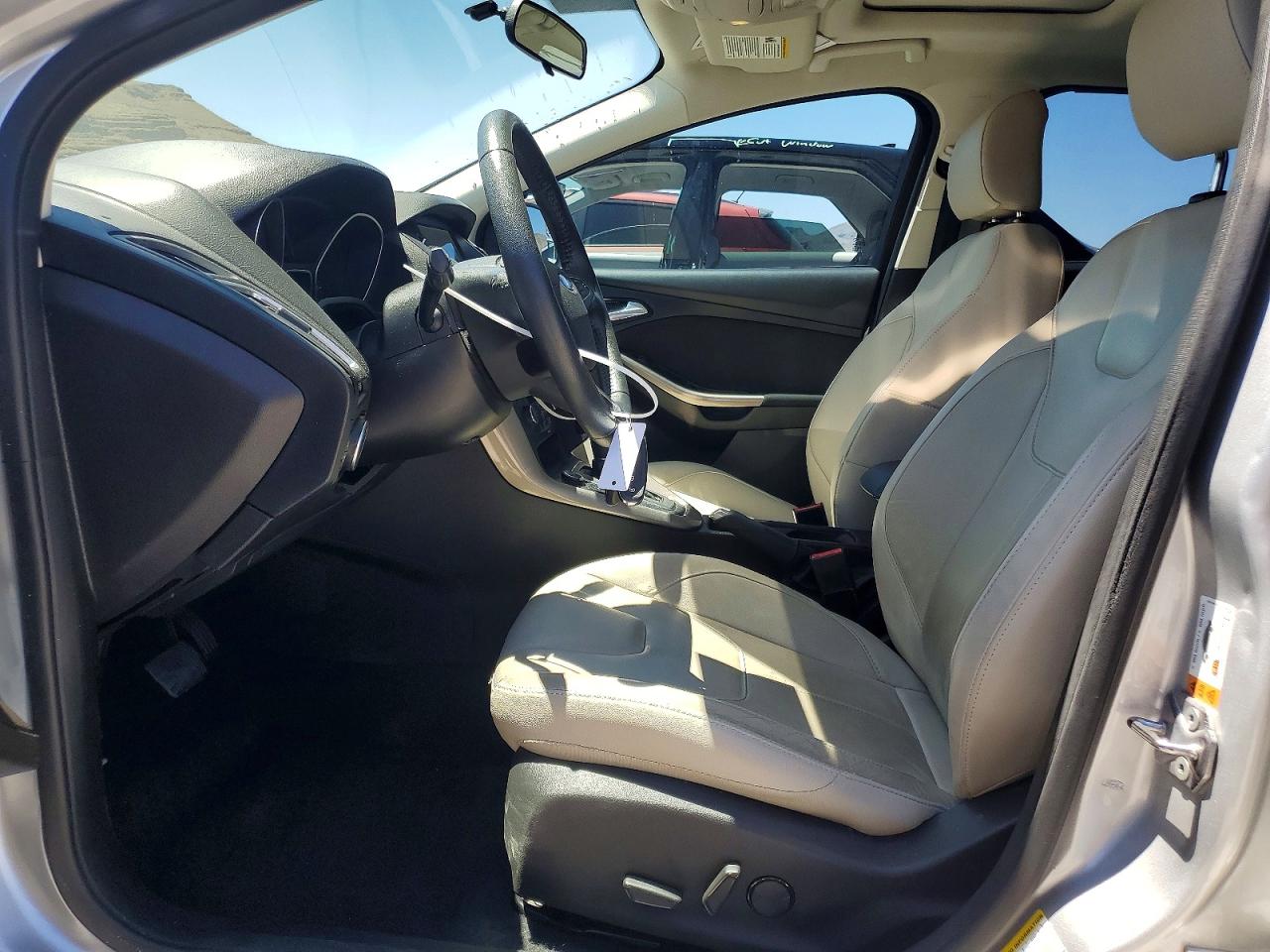 2015 Ford Focus Titanium Серебряный vin: 1FADP3N26FL385957