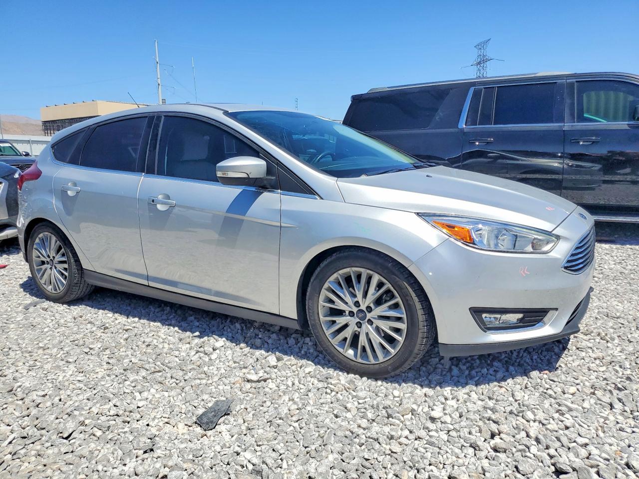 2015 Ford Focus Titanium Серебряный vin: 1FADP3N26FL385957
