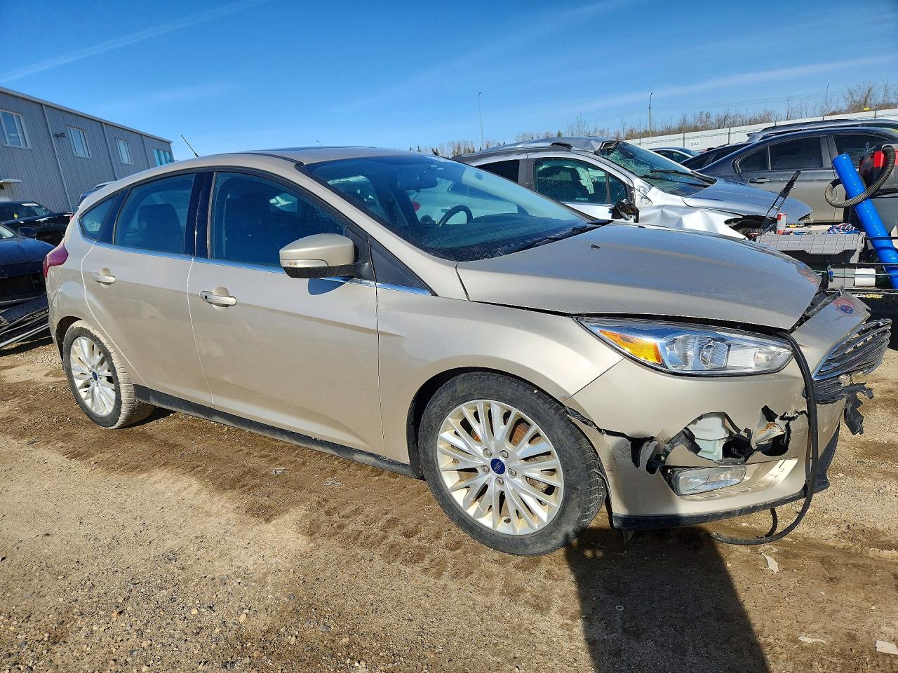 2018 Ford Focus Titanium 5dr Бежевый vin: 1FADP3N26JL247683