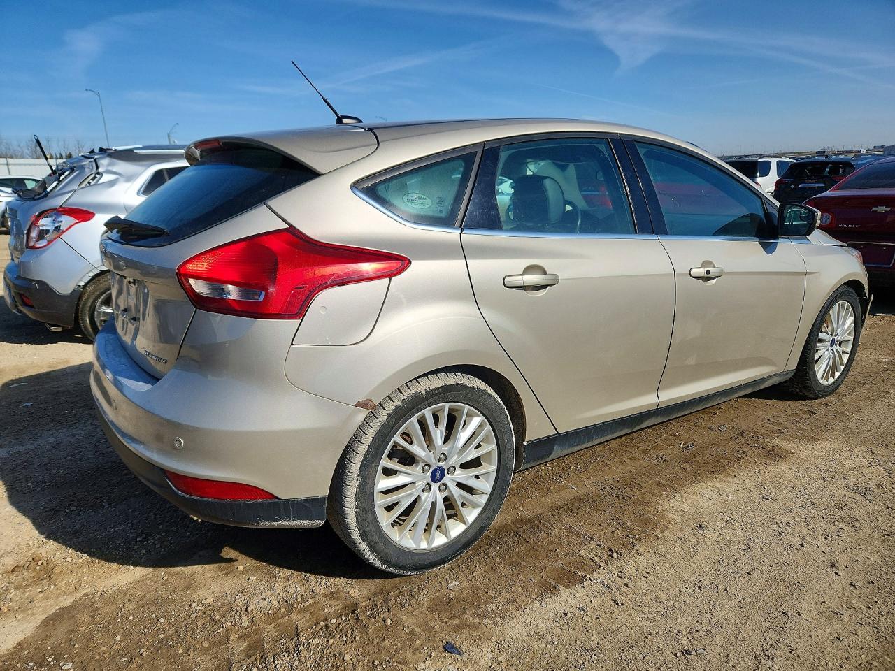 2018 Ford Focus Titanium 5dr Бежевый vin: 1FADP3N26JL247683