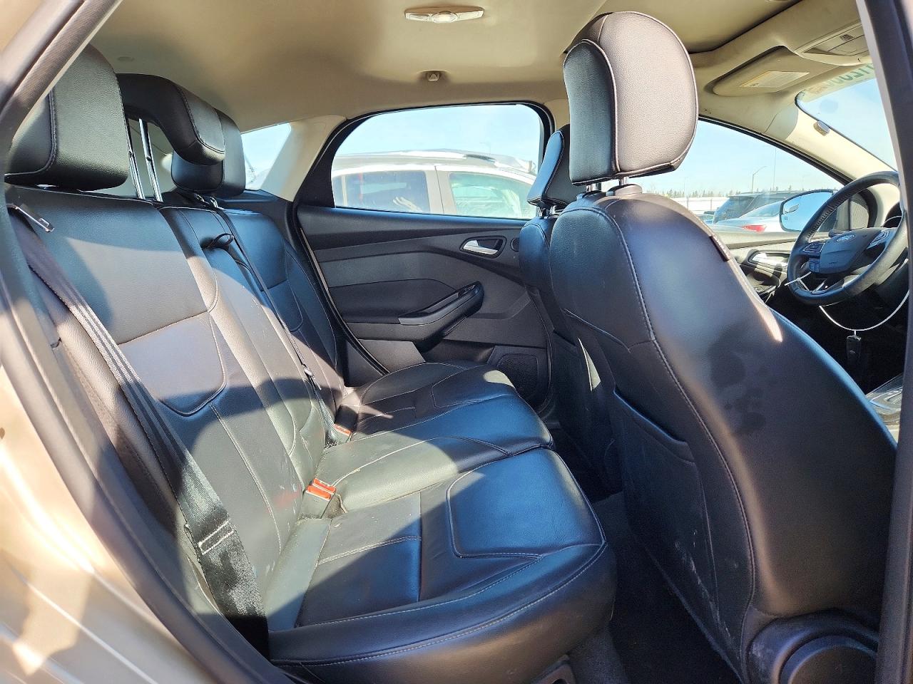 2018 Ford Focus Titanium 5dr Бежевый vin: 1FADP3N26JL247683