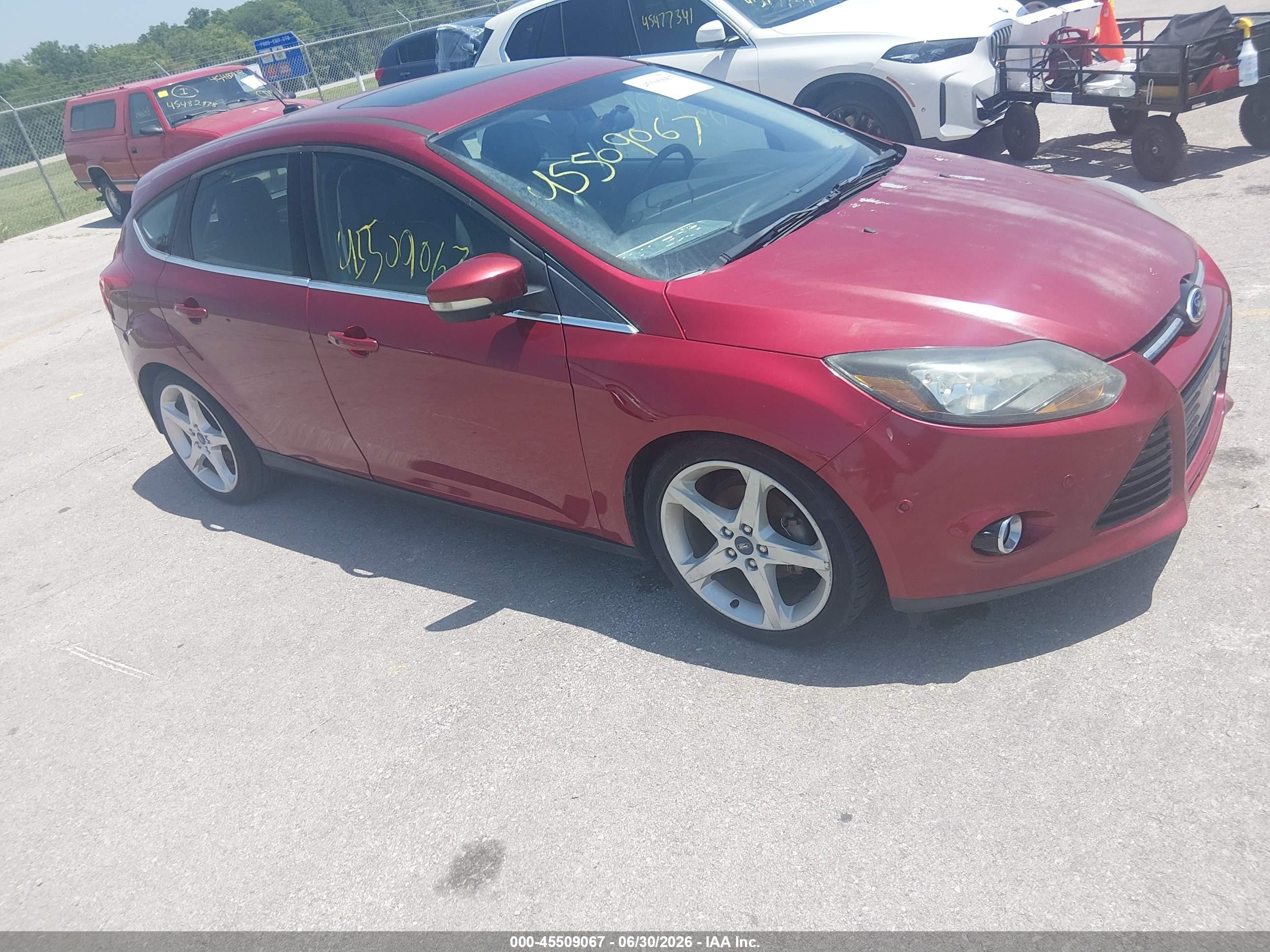 2013 Ford Focus Titanium Красный vin: 1FADP3N27DL108070