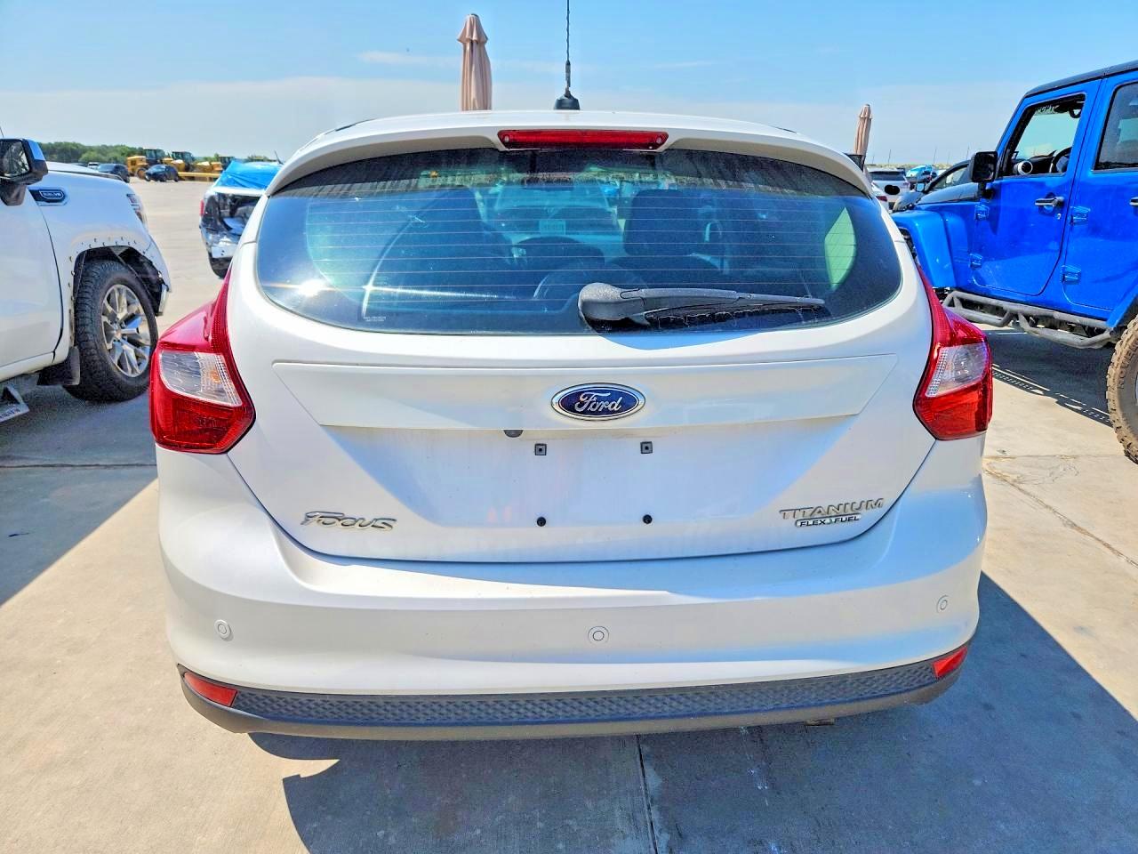 2013 Ford Focus Titanium White vin: 1FADP3N27DL108697