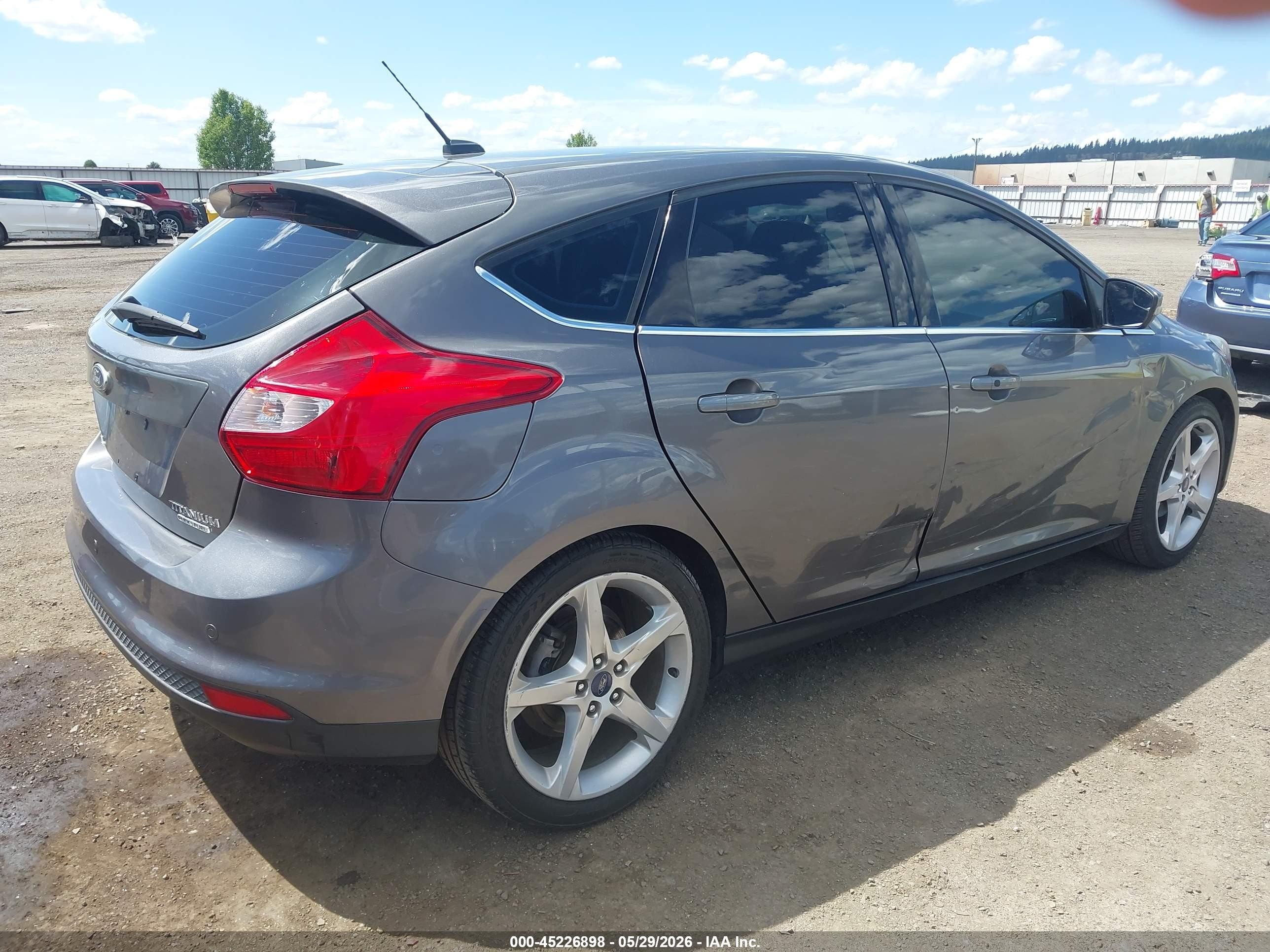 2013 Ford Focus Titanium Серебряный vin: 1FADP3N27DL119926