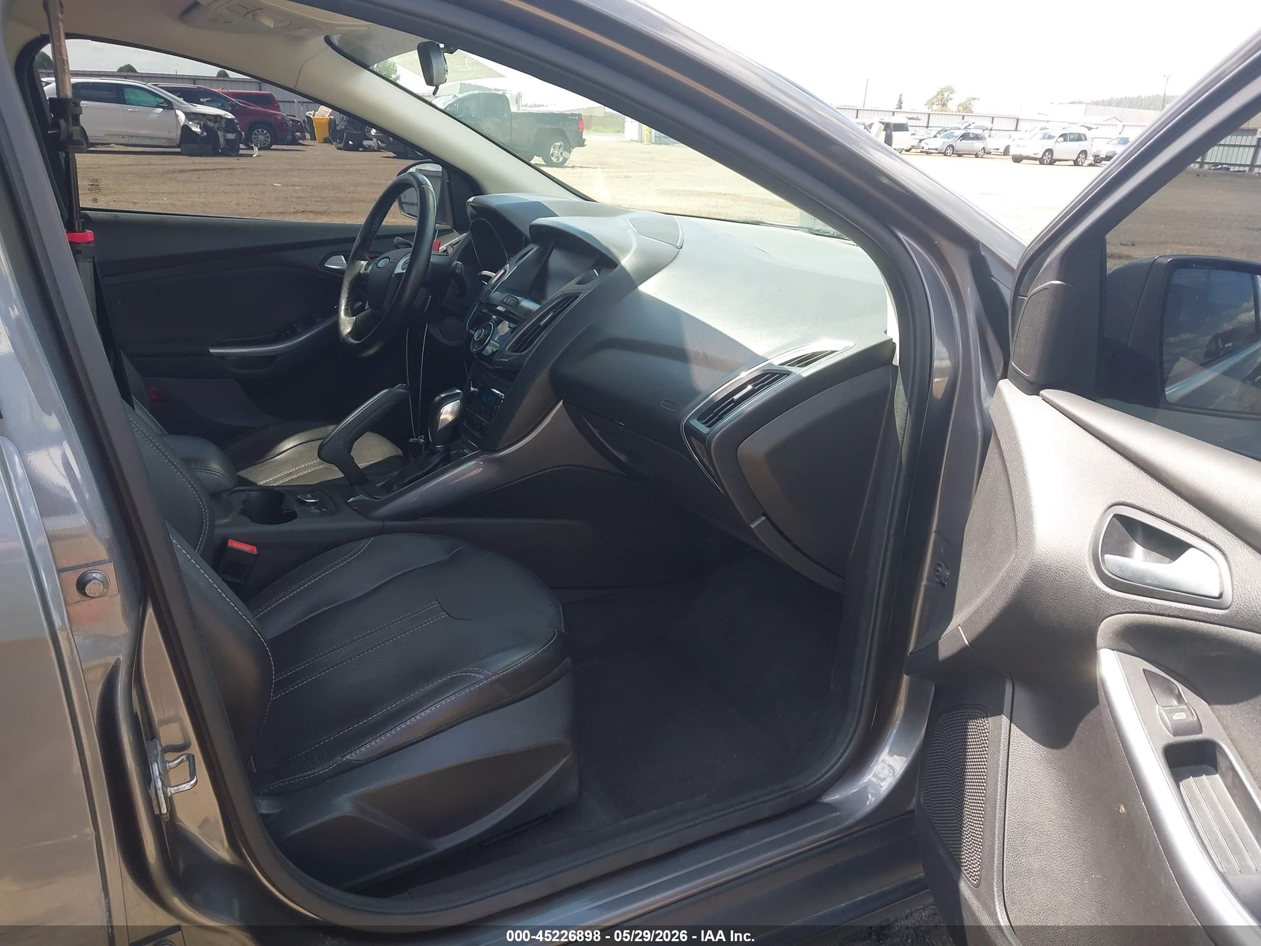 2013 Ford Focus Titanium Серебряный vin: 1FADP3N27DL119926
