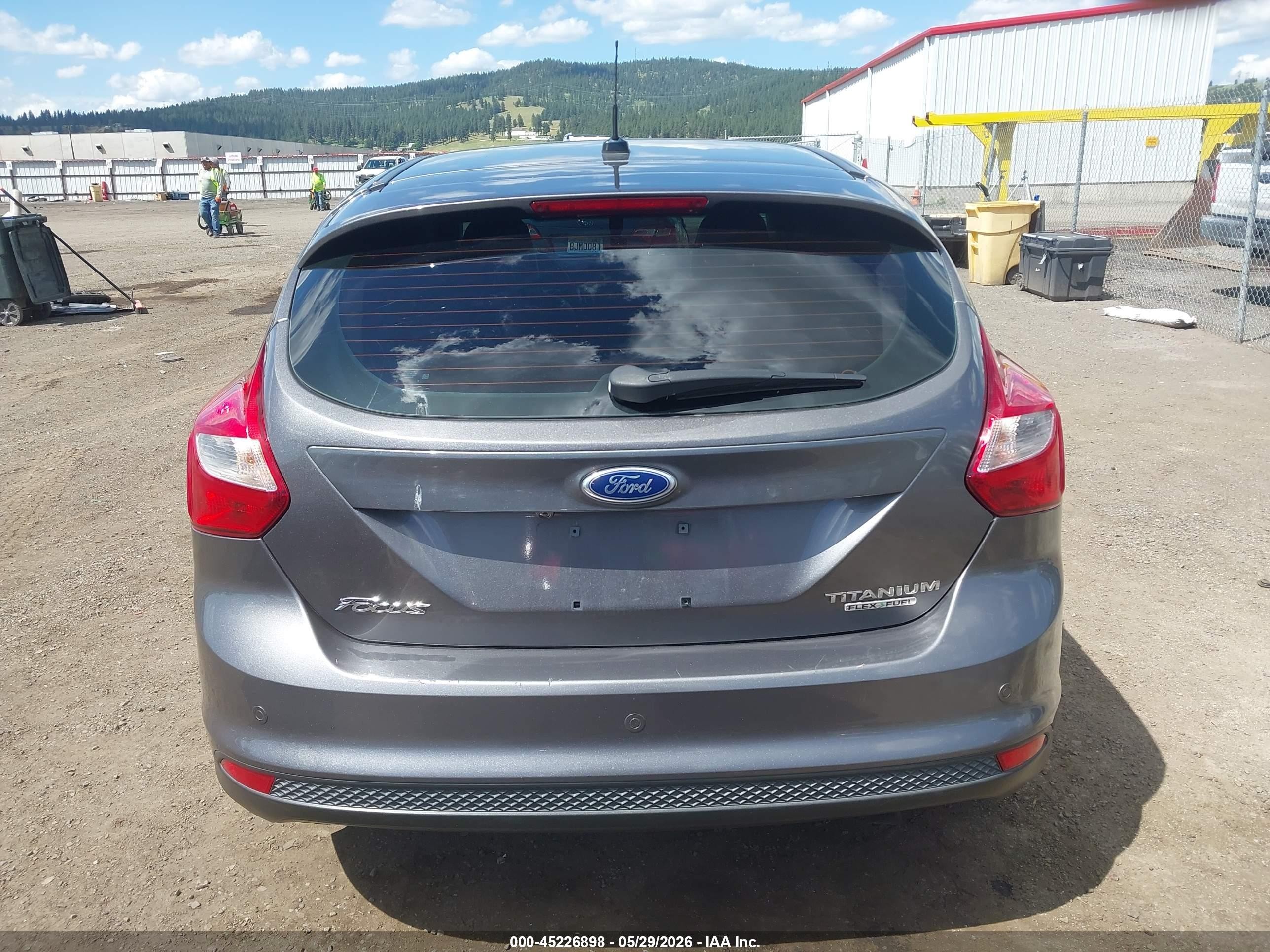 2013 Ford Focus Titanium Серебряный vin: 1FADP3N27DL119926
