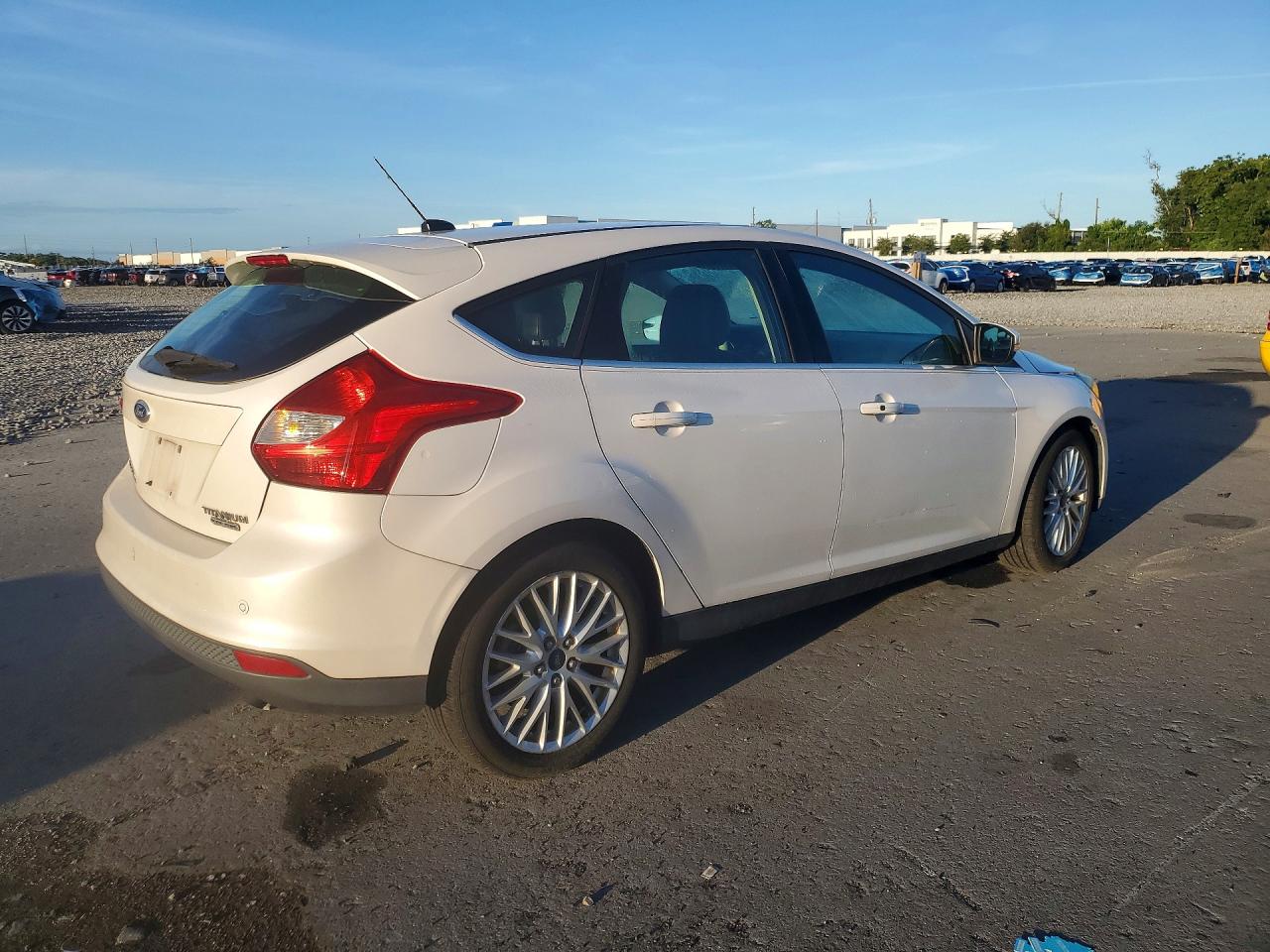 2013 Ford Focus Titanium Белый vin: 1FADP3N27DL349689