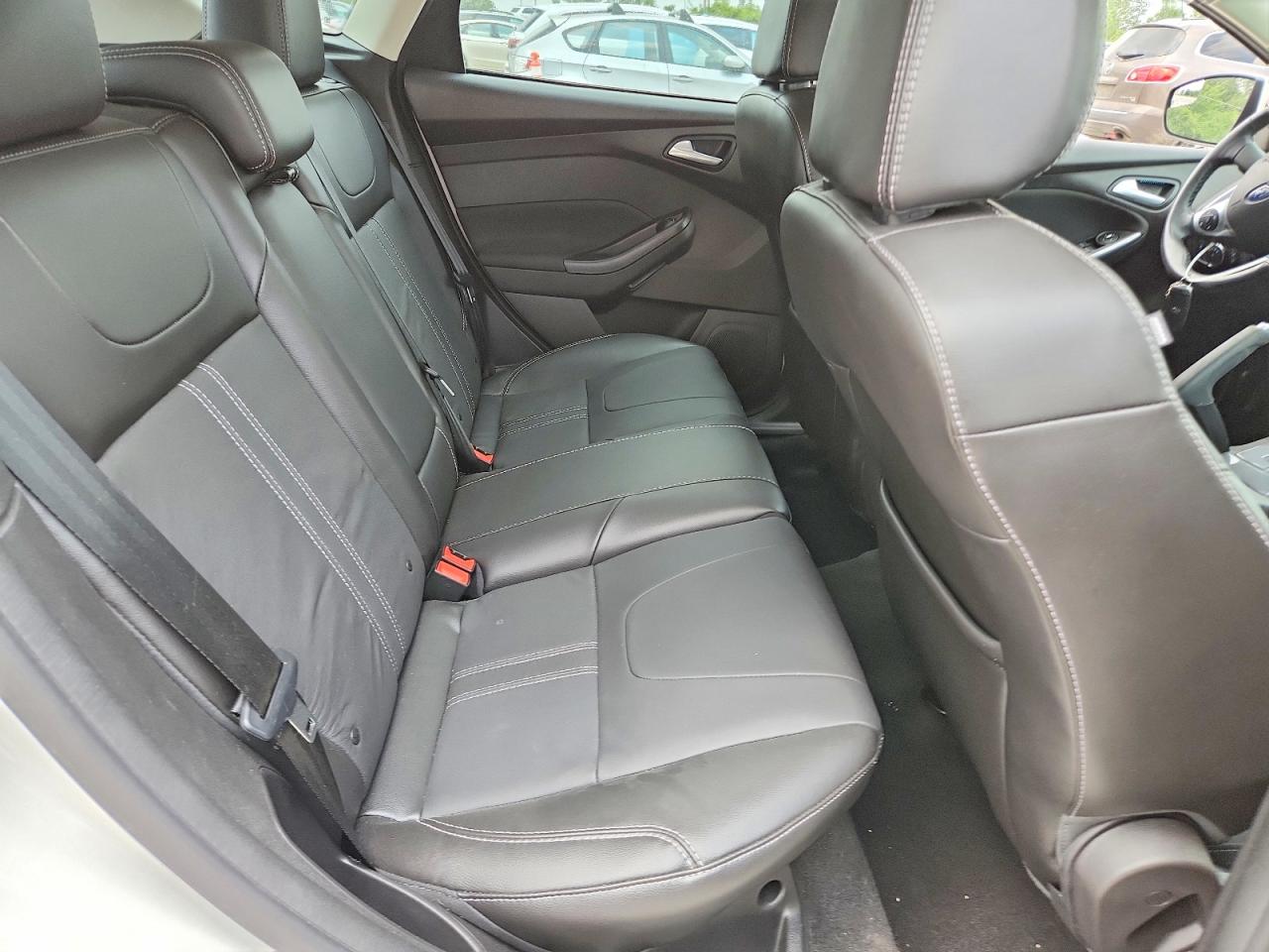 2014 Ford Focus Titanium White vin: 1FADP3N27EL439510