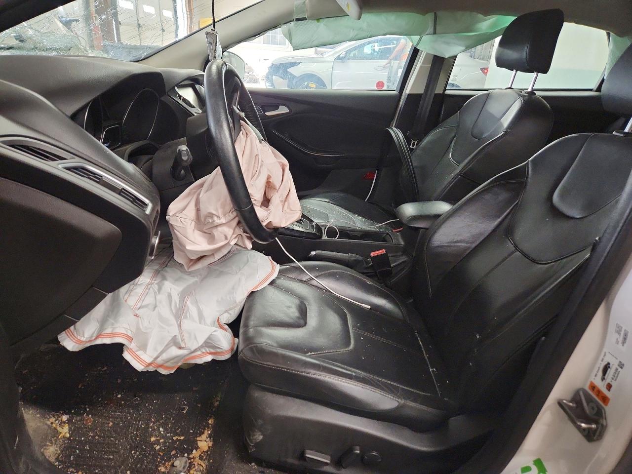 2015 Ford Focus Titanium White vin: 1FADP3N27FL303508