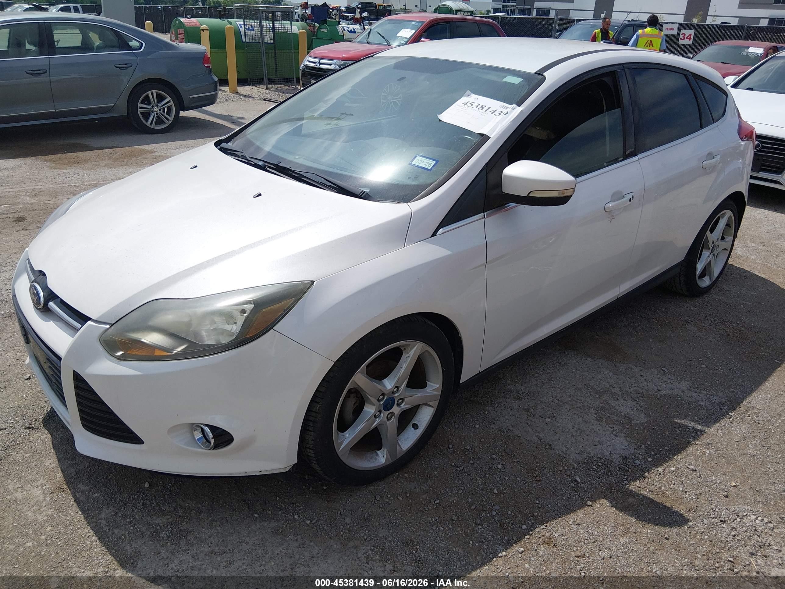 2013 Ford Focus Titanium White vin: 1FADP3N28DL301392