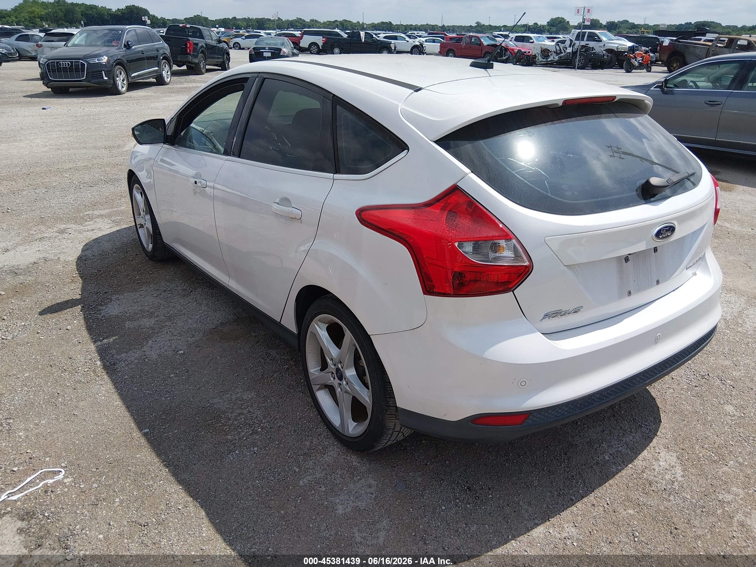 2013 Ford Focus Titanium White vin: 1FADP3N28DL301392