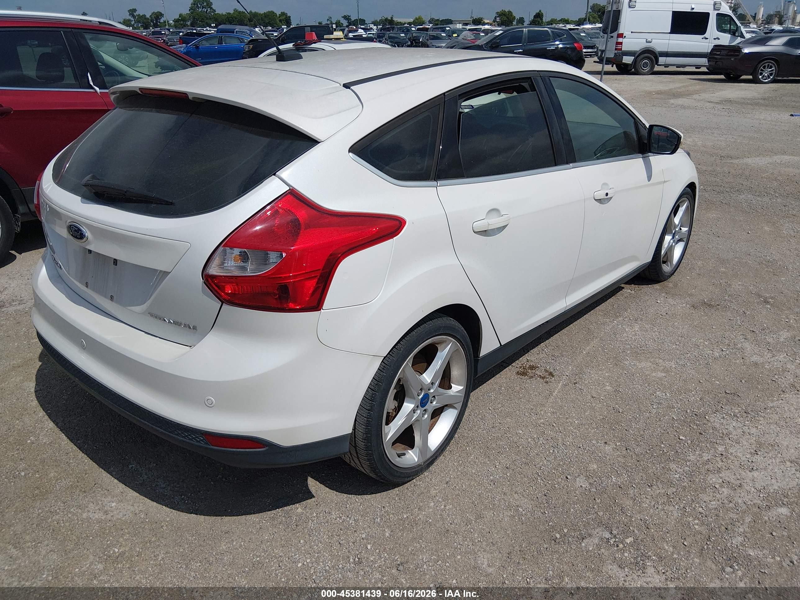 2013 Ford Focus Titanium White vin: 1FADP3N28DL301392