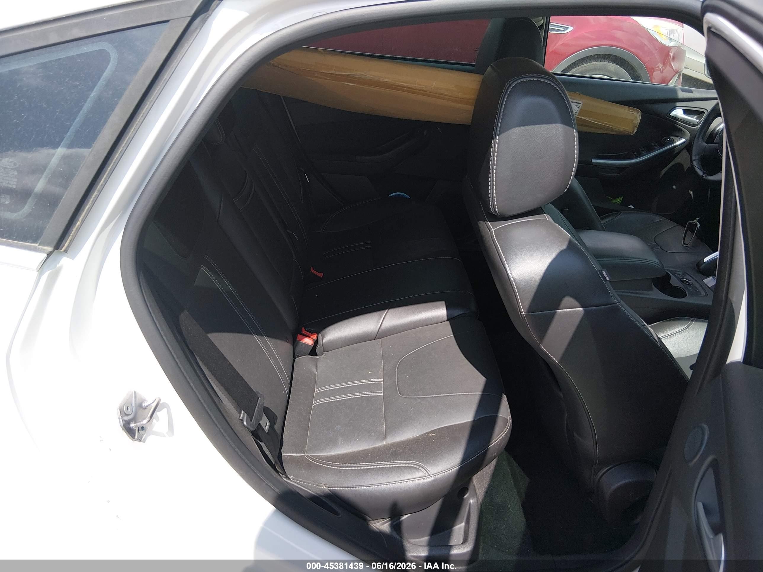 2013 Ford Focus Titanium White vin: 1FADP3N28DL301392