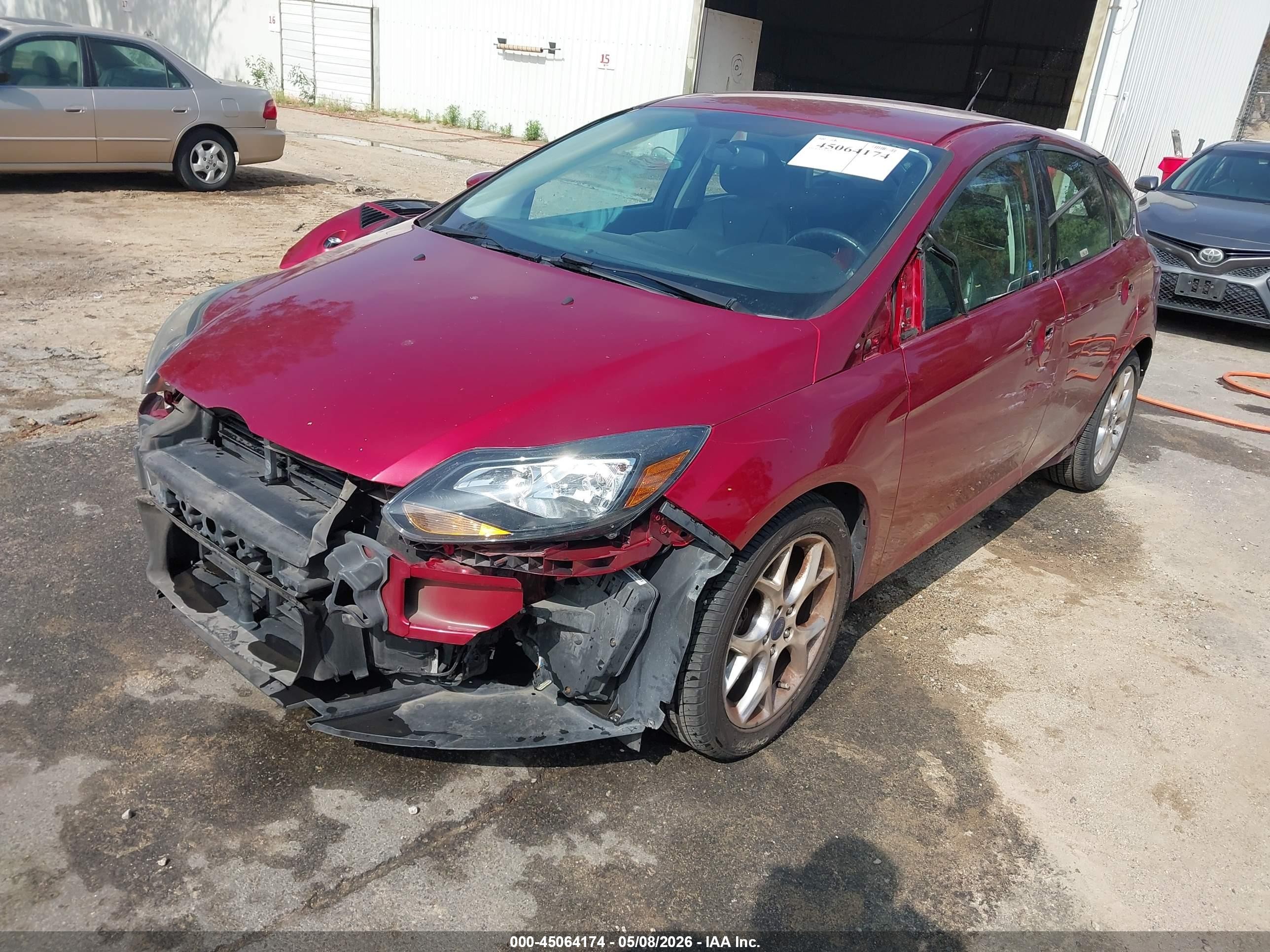 2013 Ford Focus Titanium Red vin: 1FADP3N28DL382149