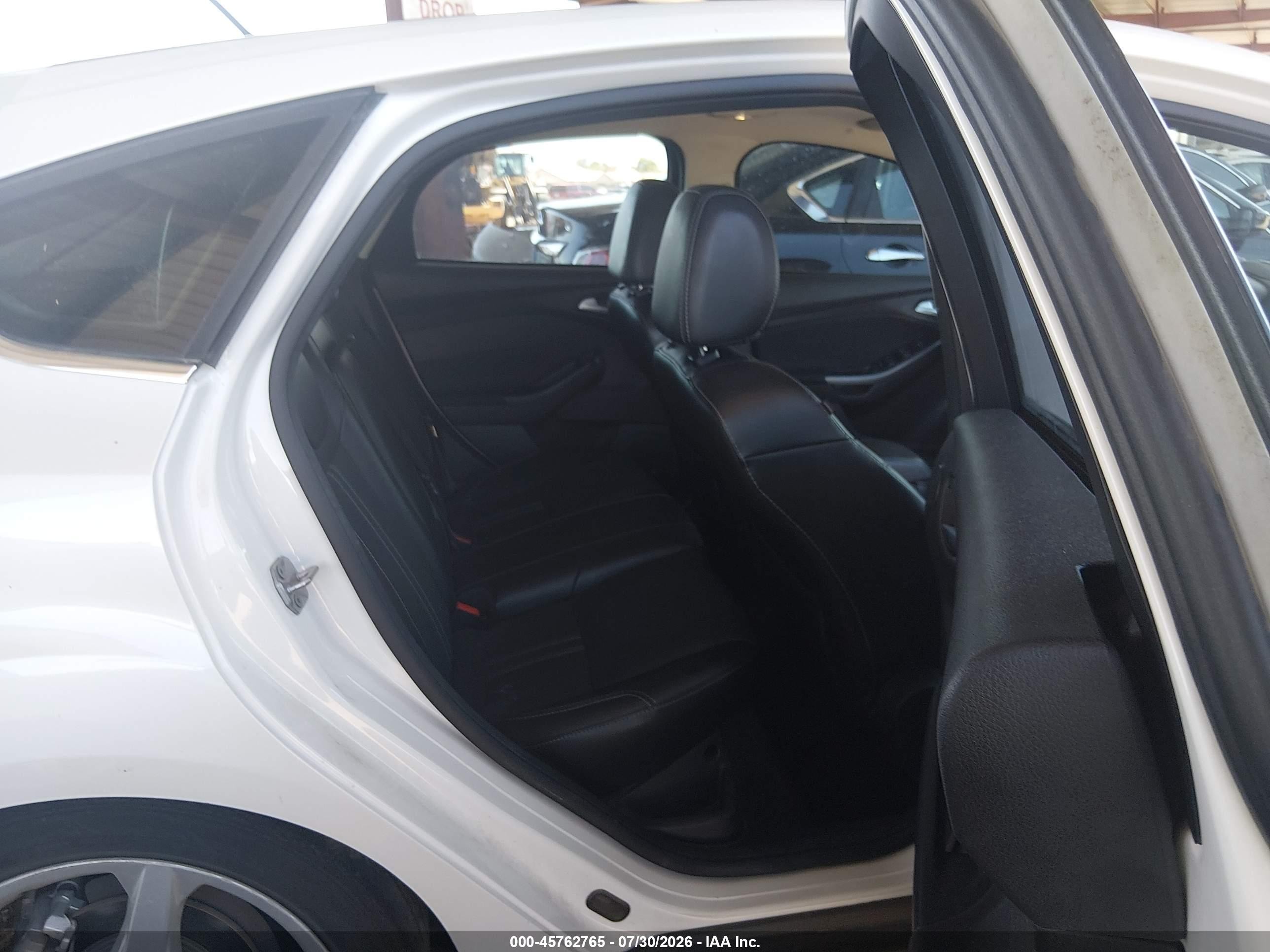 2014 Ford Focus Titanium White vin: 1FADP3N28EL198900