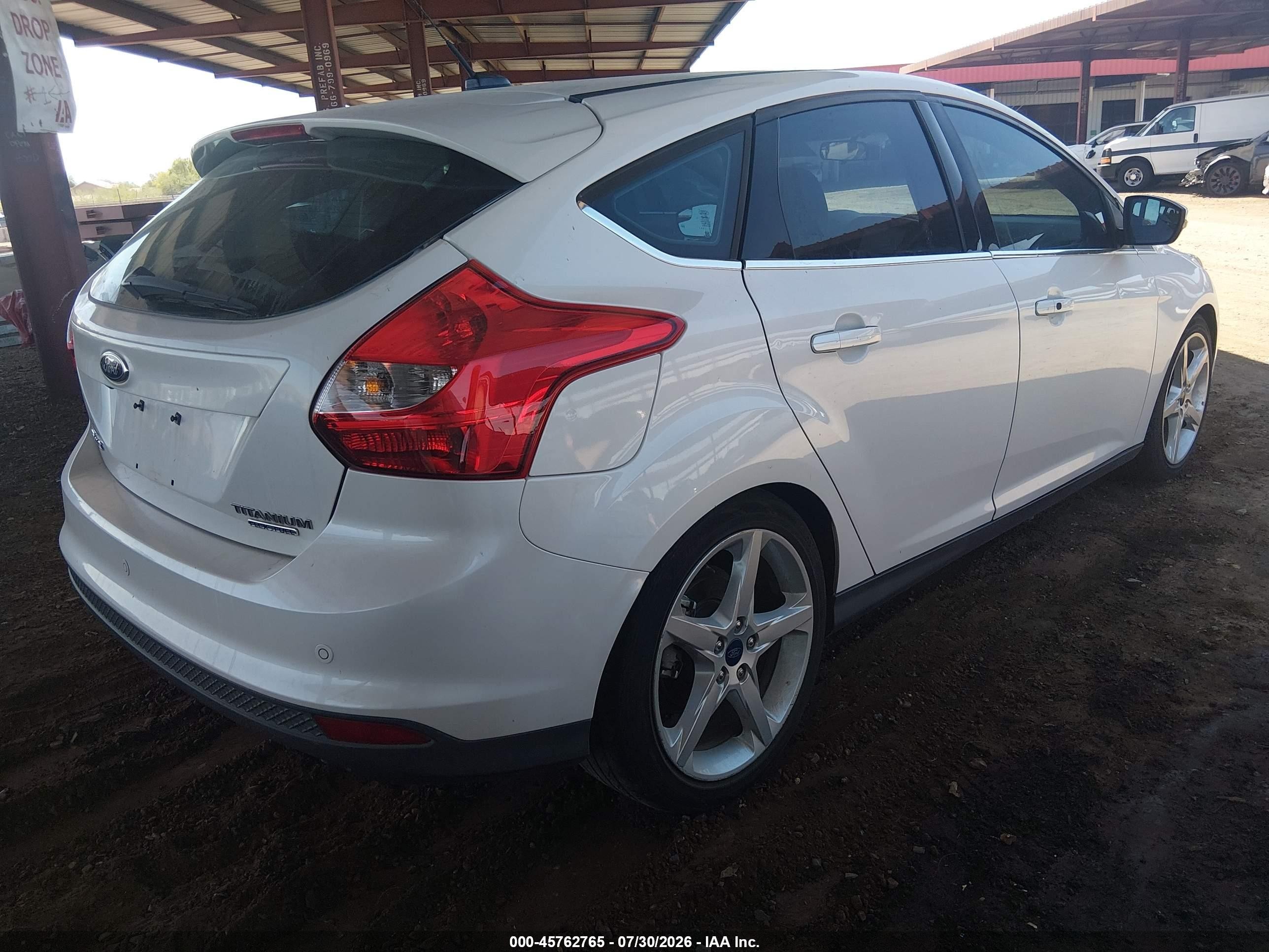 2014 Ford Focus Titanium White vin: 1FADP3N28EL198900