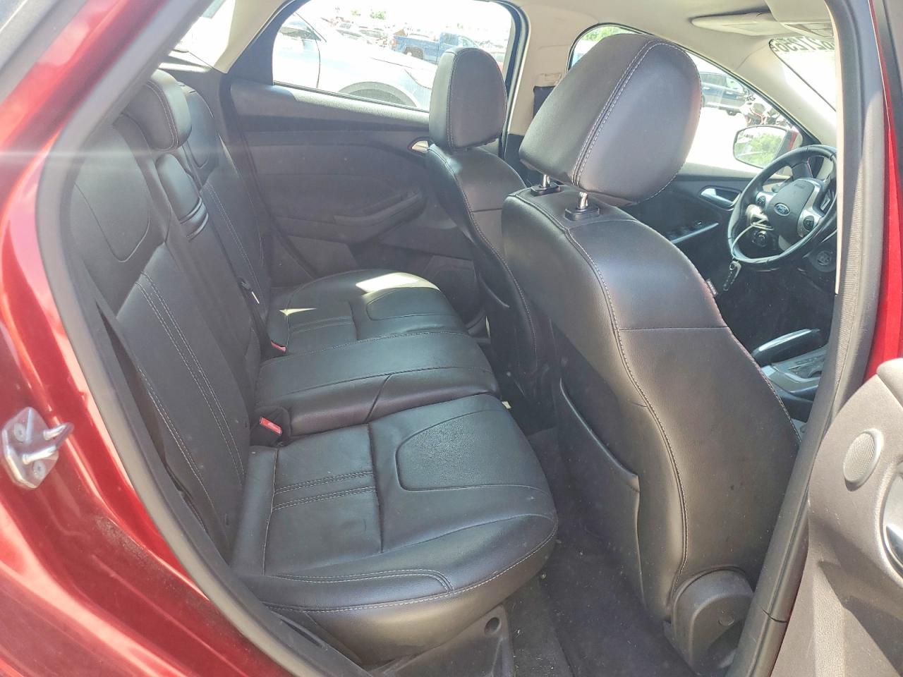 2013 Ford Focus Titanium Burgundy vin: 1FADP3N2XDL137210
