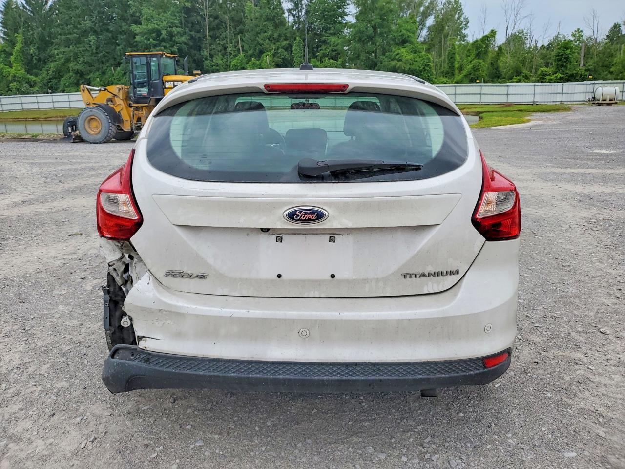 2014 Ford Focus Titanium White vin: 1FADP3N2XEL111725