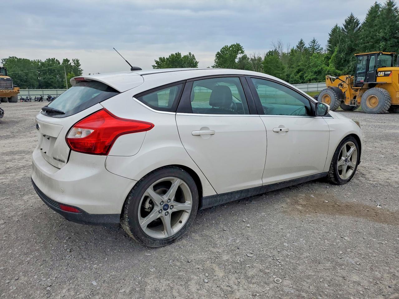 2014 Ford Focus Titanium White vin: 1FADP3N2XEL111725