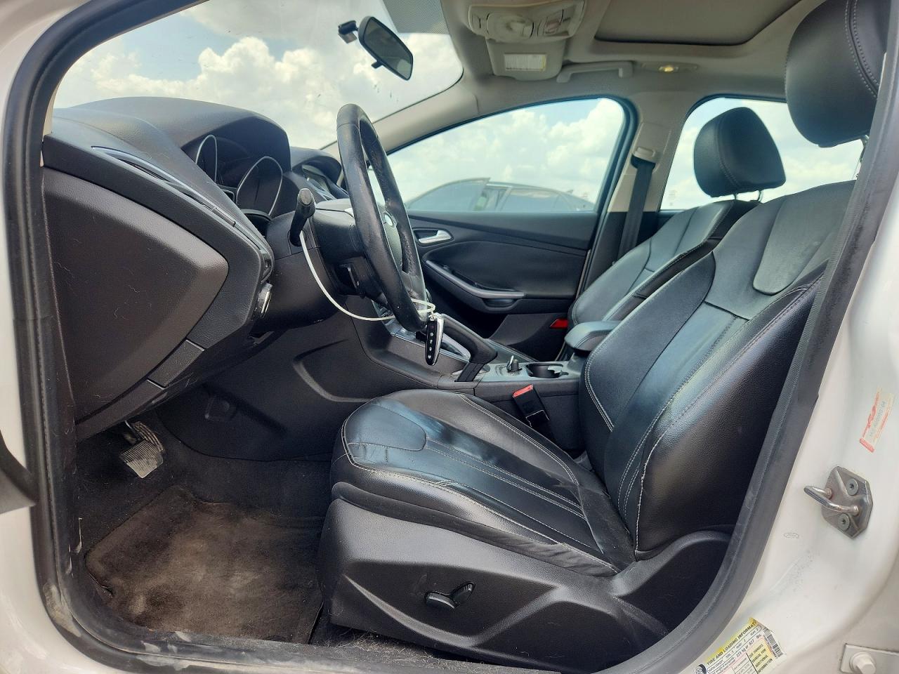 2014 Ford Focus Titanium White vin: 1FADP3N2XEL348697