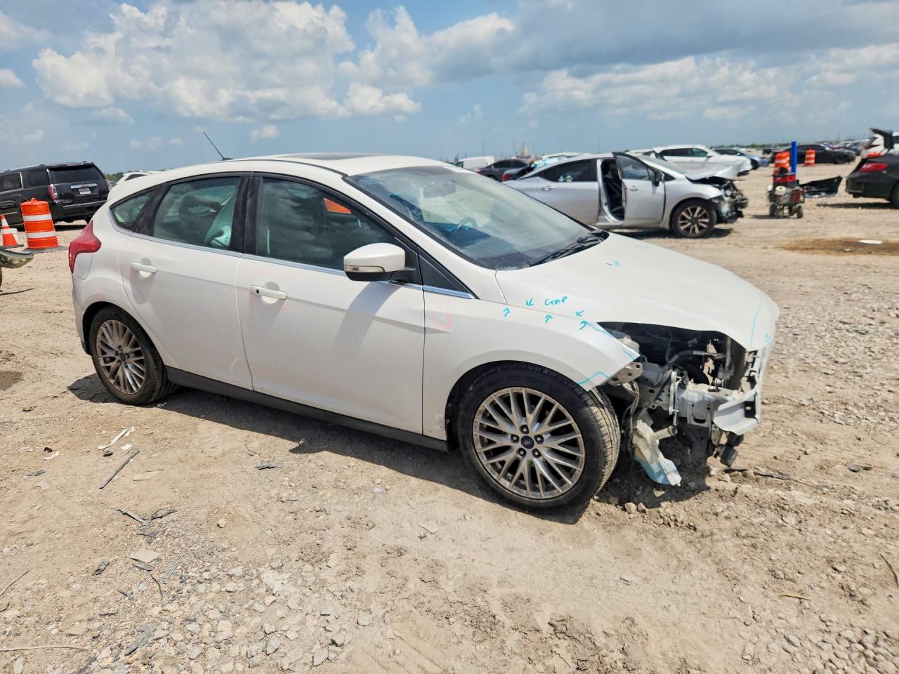 2014 Ford Focus Titanium White vin: 1FADP3N2XEL348697